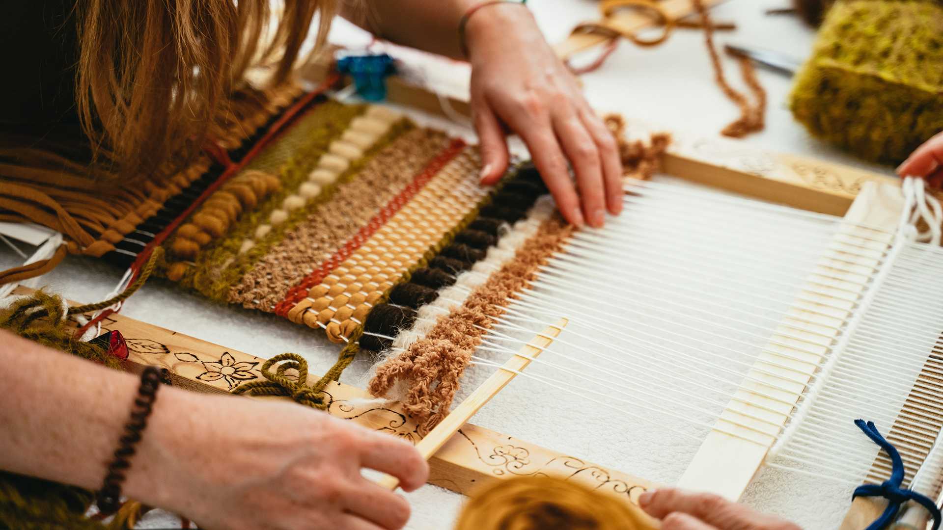 Artigianalità e benessere: tessitura e macramè per mente e spirito