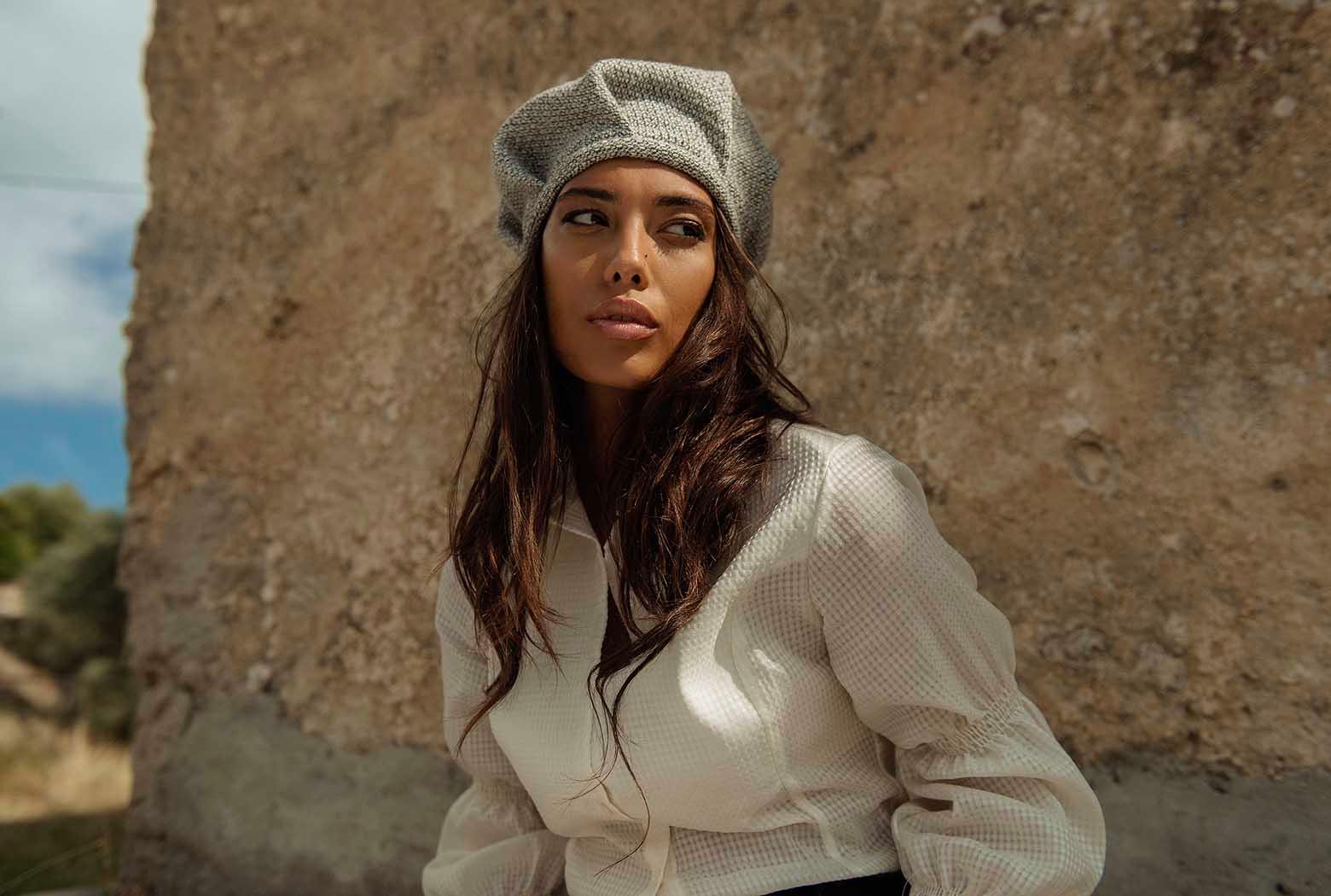 Federica Calemme indossa cappello Edith in lana biologica, brand sostenibile di moda sartoriale made in italy Malìa Lab