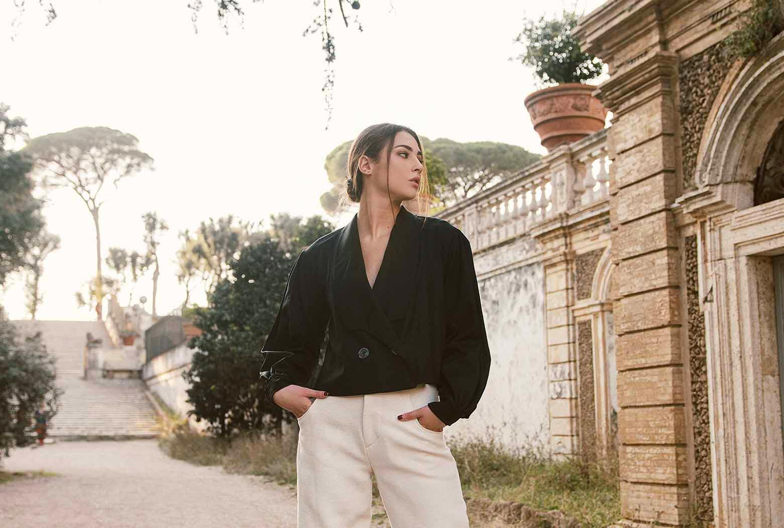 Alessia indossa Giacca Berlino in bamboo ecologico e pantalone Alessia in cotone biologico Brand sostenibile sartoriale Malìa Lab made in italy