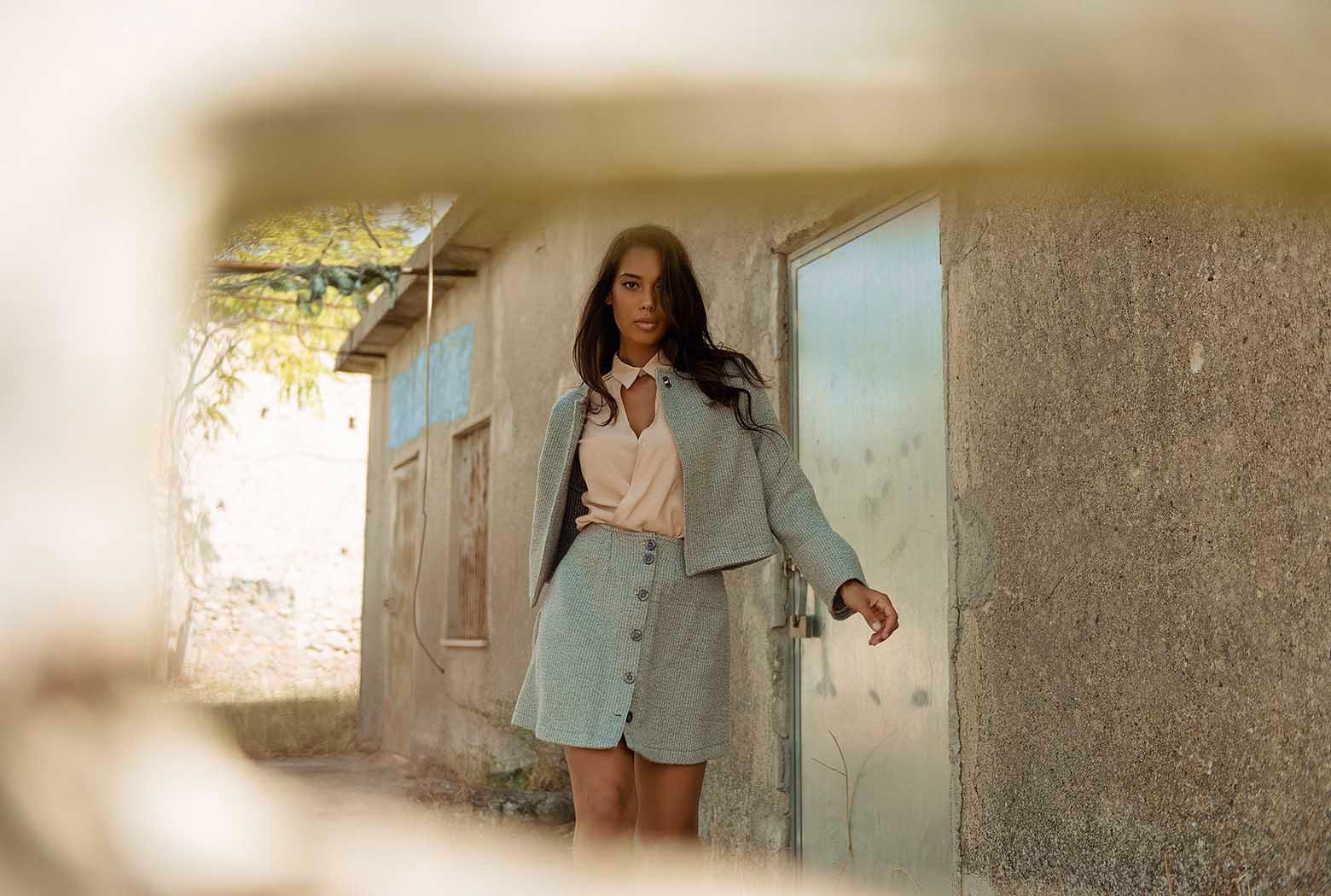 Federica Calemme indossa bolero Emanuela e gonna Lena in lana biologica brand di moda sostenibile artigianale