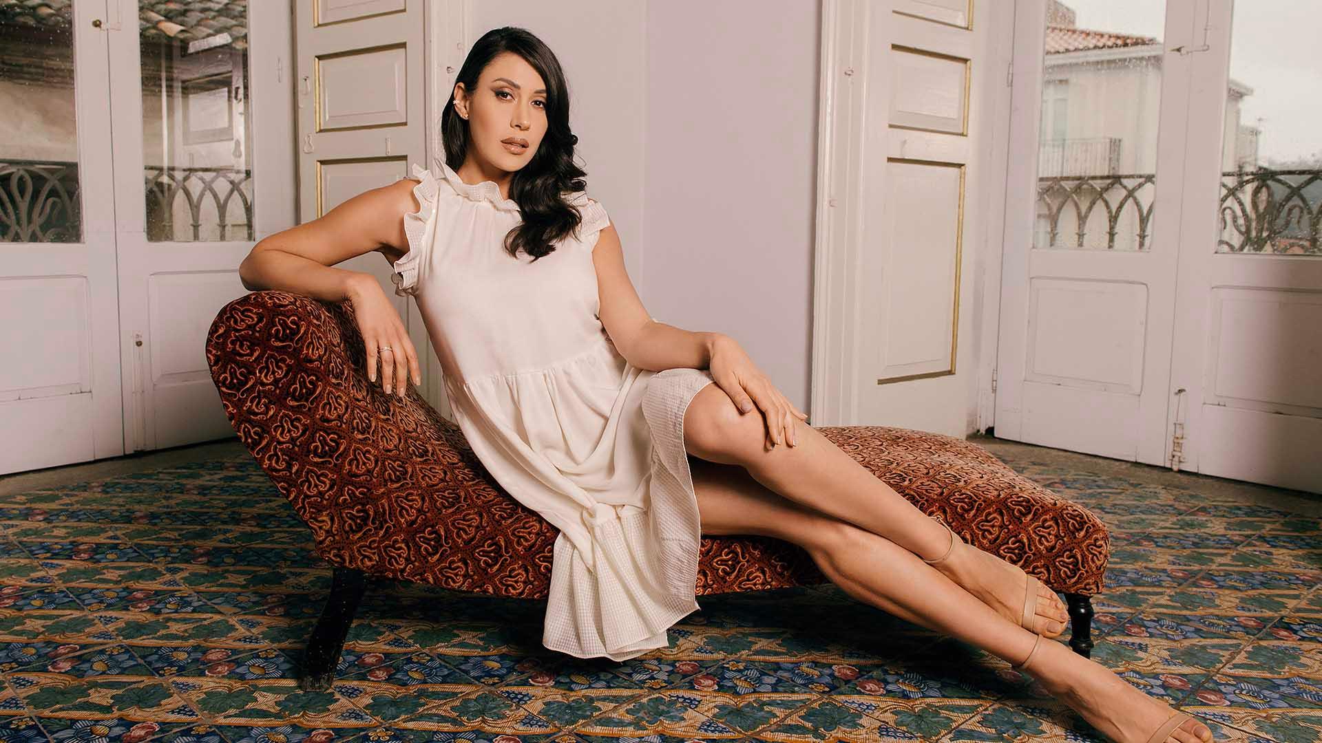 Eleonora D'Alessandro indossa abito Amabel in lyocell seacell lana e seta, abito lungo elegante creato da Flavia Amato brand di moda etica Malìa lab