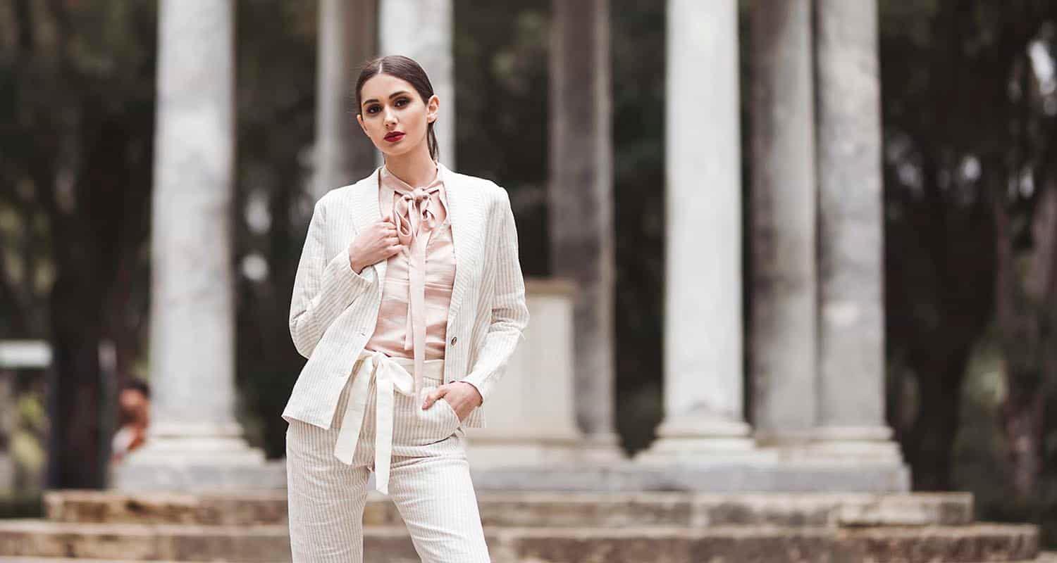 Chiara indossa per Malia Lab brand di abbigliamento sostenibile artigianale un completo giacca e pantalone in 100% lino biologico pantaloni sartoriali giacche e bluse in lino