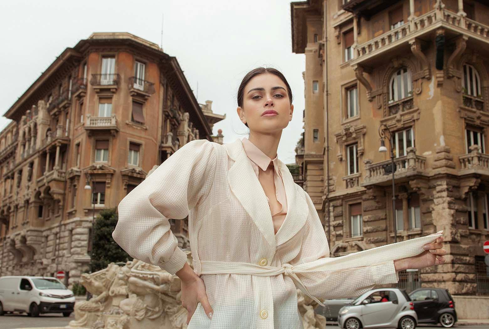 Alessia indossa Spolverino in lana e seta biologica realizzato da Flavia Amato per il brand sostenibile artigianale Malìa Lab