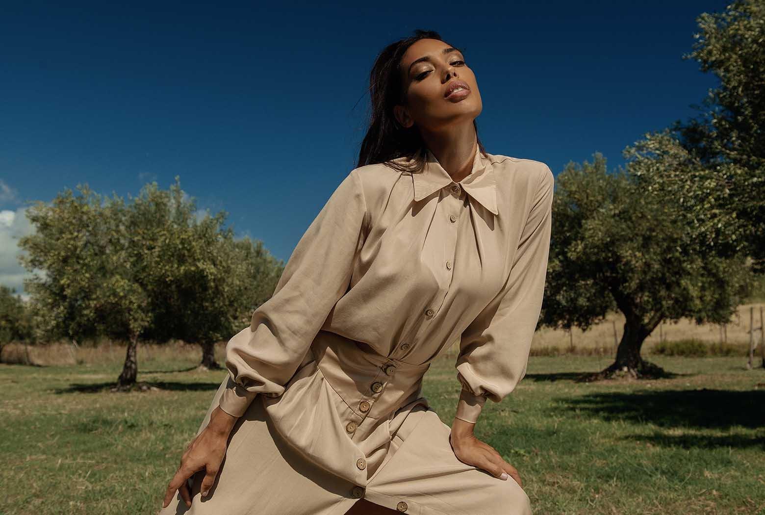 Federica Calemme indossa camicia Giovanna e gonna Estela in fibra di tencel lyocell creato da Flavia Amato Brand sostenibile artigianale Malìa Lab