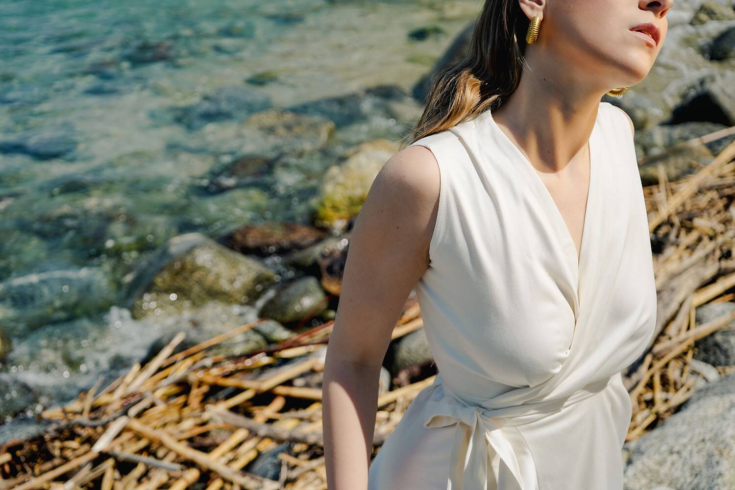 Noemi Spinetti indossa Abito Laura bamboo incrociato malia lab atelier moda artigianale etica abbigliamento ecosostenibile su misura