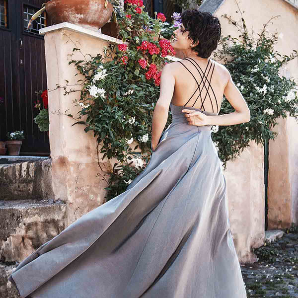 Francesca Polverini indossa Abito Irene Cupro antracite atelier di moda sostenibile malia lab