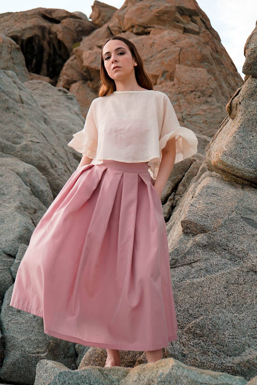 Gonna in cupro e cotone biologico Ester malia lab atelier moda artigianale etica indossata da Noemi Spinetti modello a tulipano abbigliamento sostenibile donna realizzata su misura