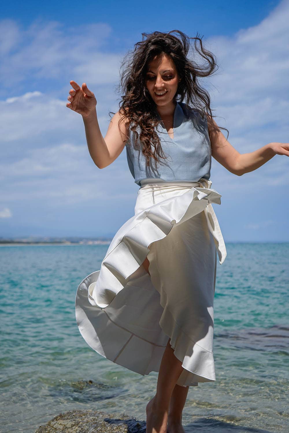 Flavia Amato indossa gonna Anna in bamboo modello a portafoglio incrociato malia lab moda etica abbigliamento sostenibile gonna sartoriale fibre naturali