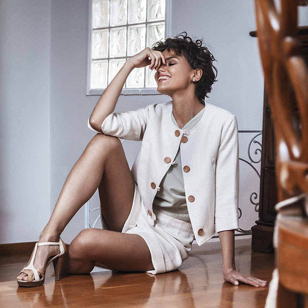 Francesca Polverini indossa Bolero Doris Bermuda Amaranta Lino Canapa Lana Cotone Sartoria Sostenibile Malia Lab