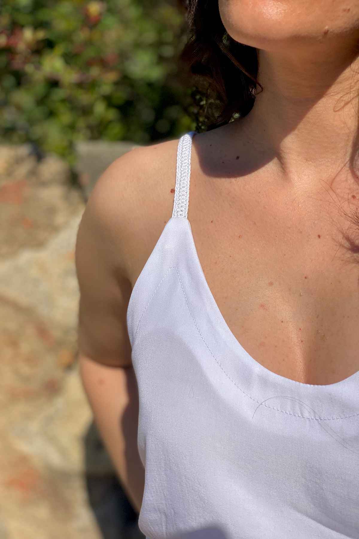 Canottiera Costanza lyocell brand malia lab abbigliamento sartoriale sostenibile dettaglio bretellina