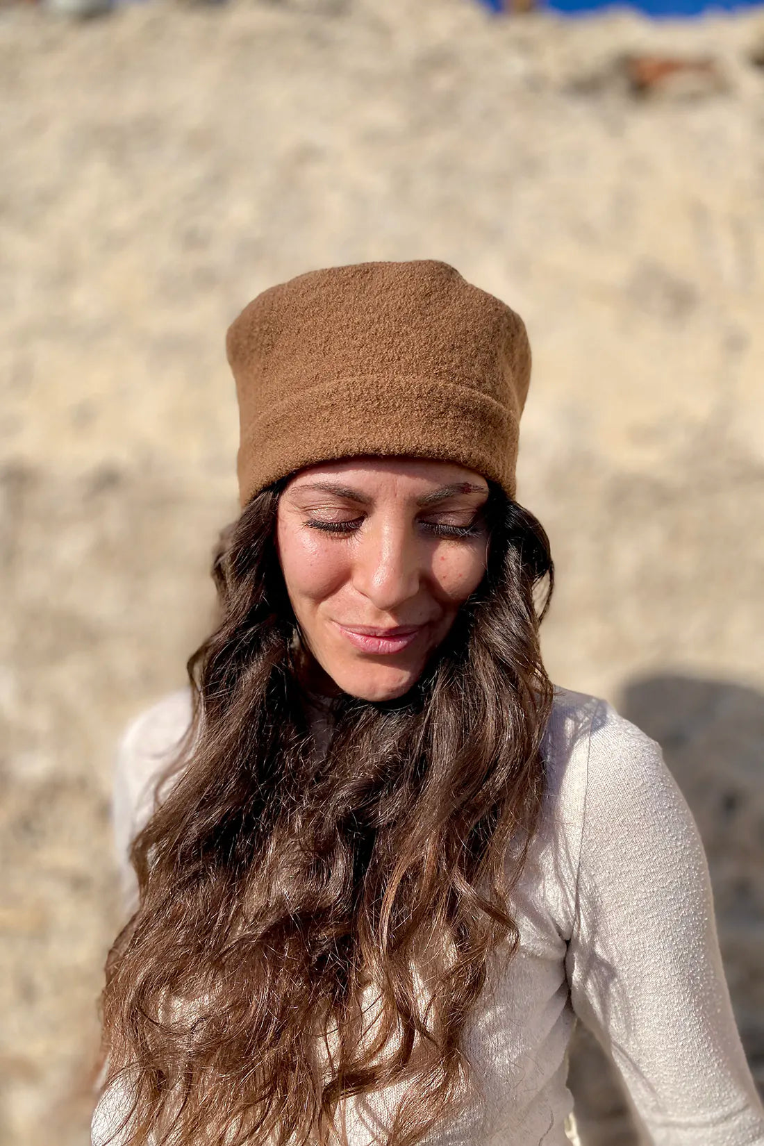 Cappello Bonnie calda lana cotta vergine accessori artigianali sostenibili vista laterale malia lab colore biscotto