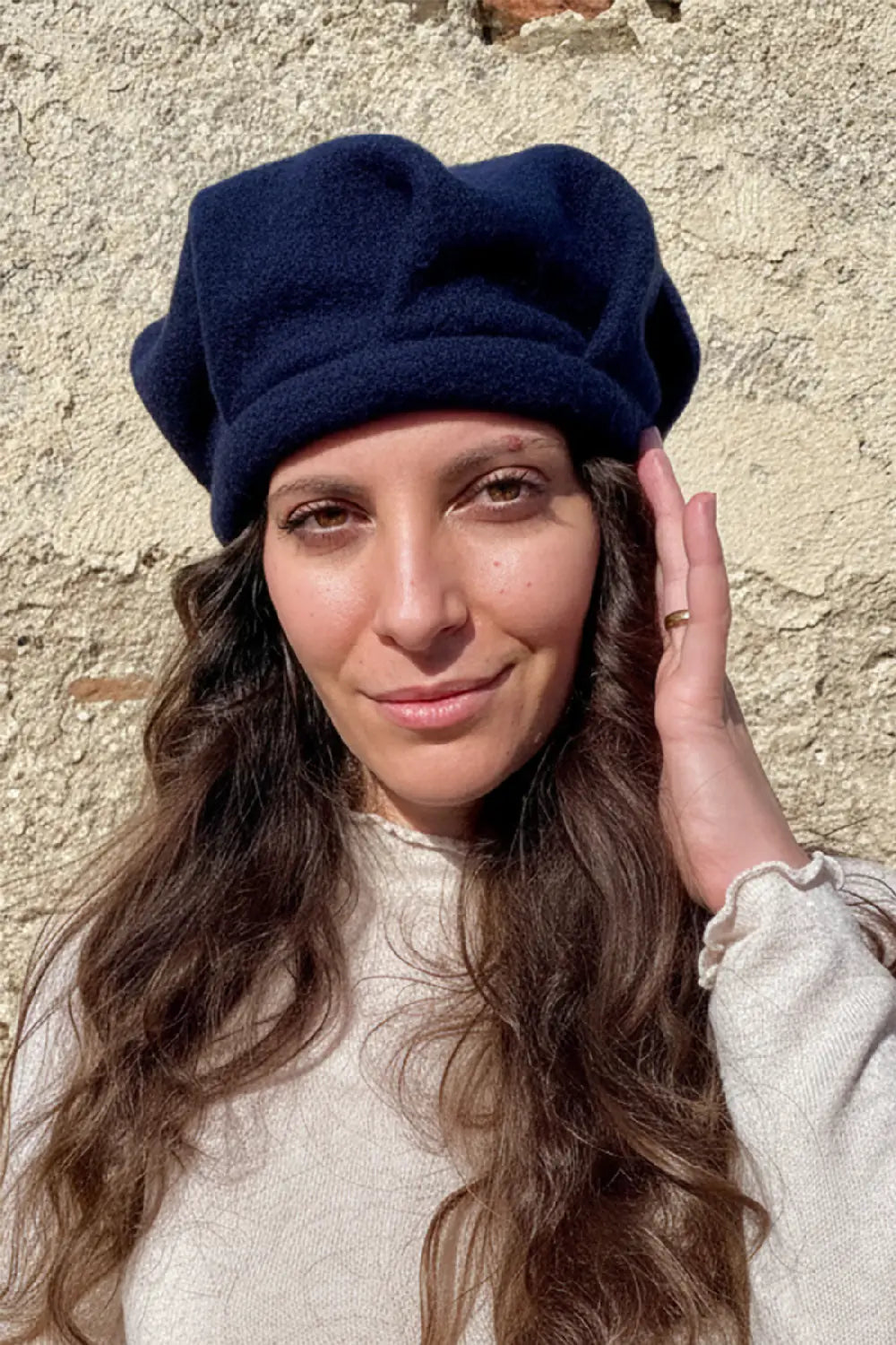 Cappello Edith lana cotta vergine accessori artigianali sostenibili malia lab vista frontale blu notte