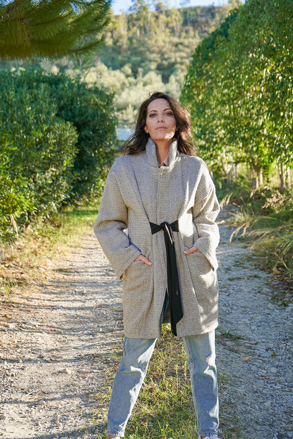 Flavia Amato indossa Cappotto Venezia calda lana biologica cinta regolabile in vita brand malia lab abbigliamento biologico sostenibile abbigliamento sartoriale cappotto su misura capospalla sartoriale fibre naturali certificate vestibilità regolabile