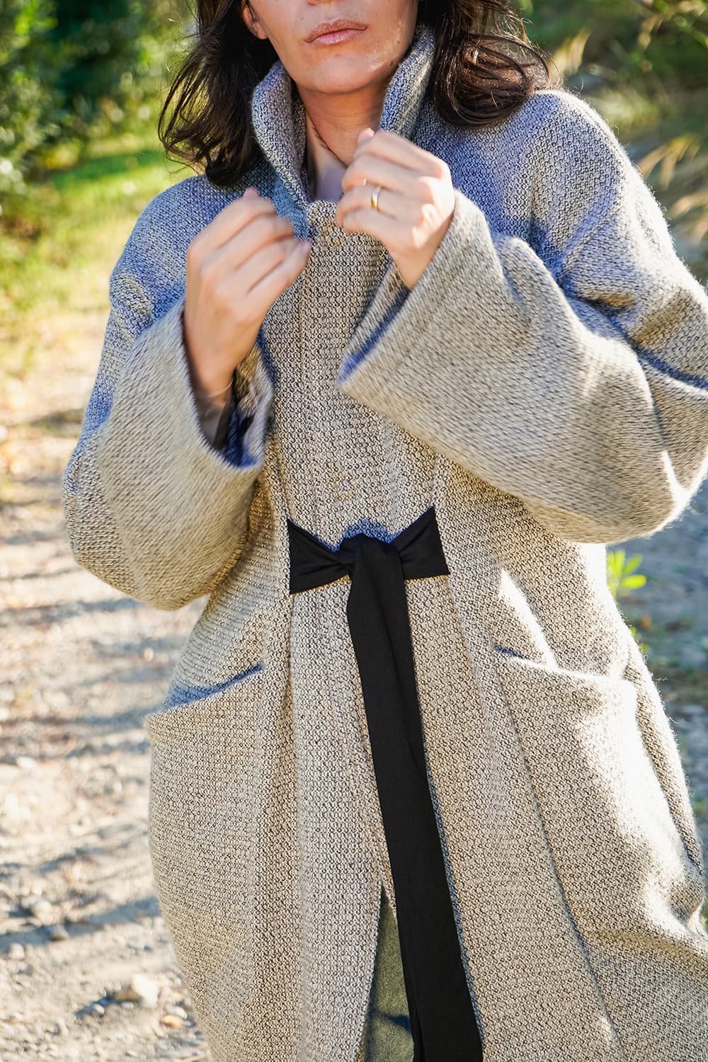 Cappotto Venezia calda lana biologica cinta regolabile in vita brand malia lab abbigliamento biologico sostenibile abbigliamento sartoriale cappotto su misura capospalla sartoriale fibre naturali certificate dettaglio frontale