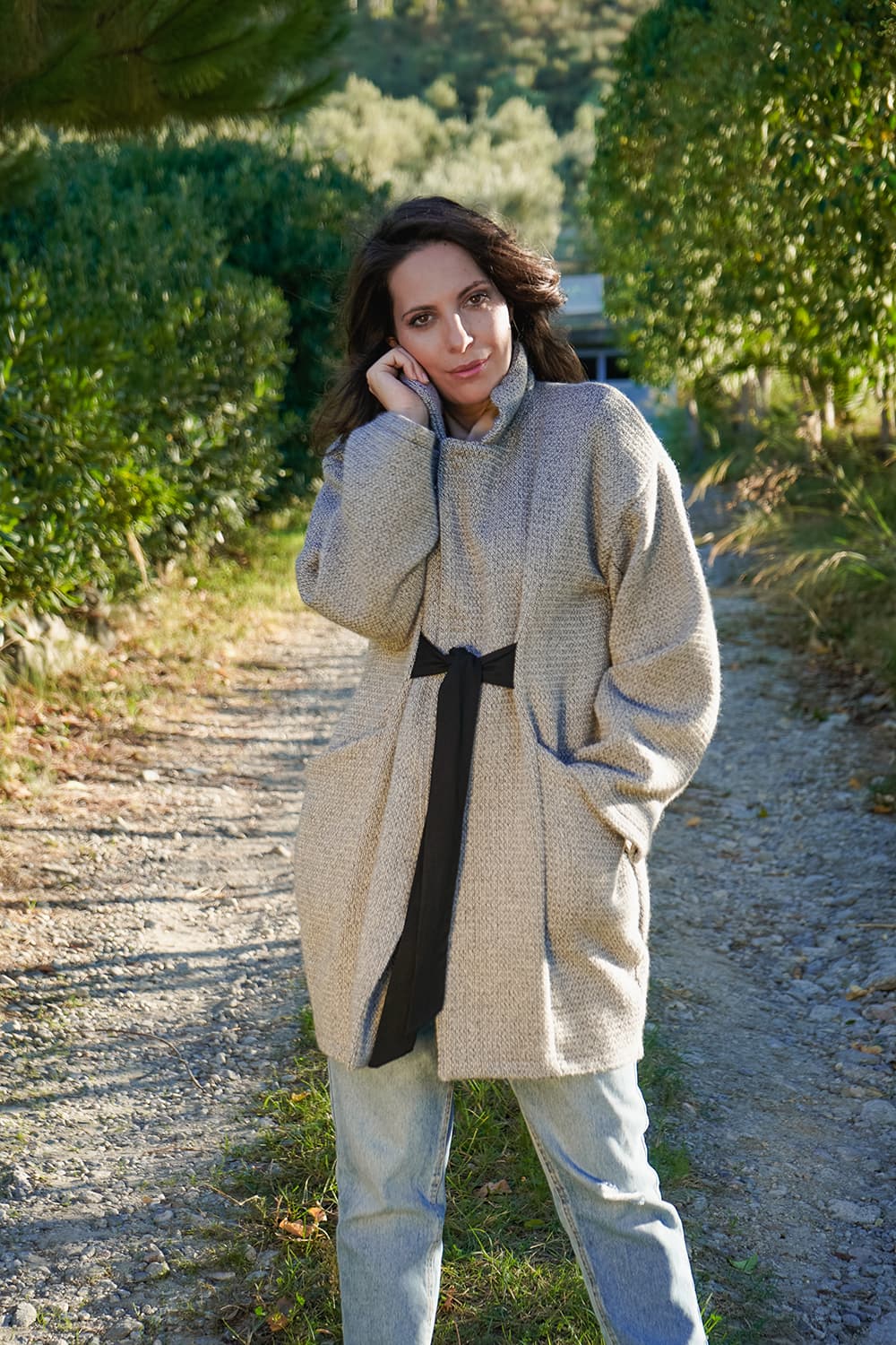 Flavia Amato indossa Cappotto Venezia calda lana biologica cinta regolabile in vita brand malia lab abbigliamento biologico sostenibile abbigliamento sartoriale cappotto su misura capospalla sartoriale fibre naturali certificate