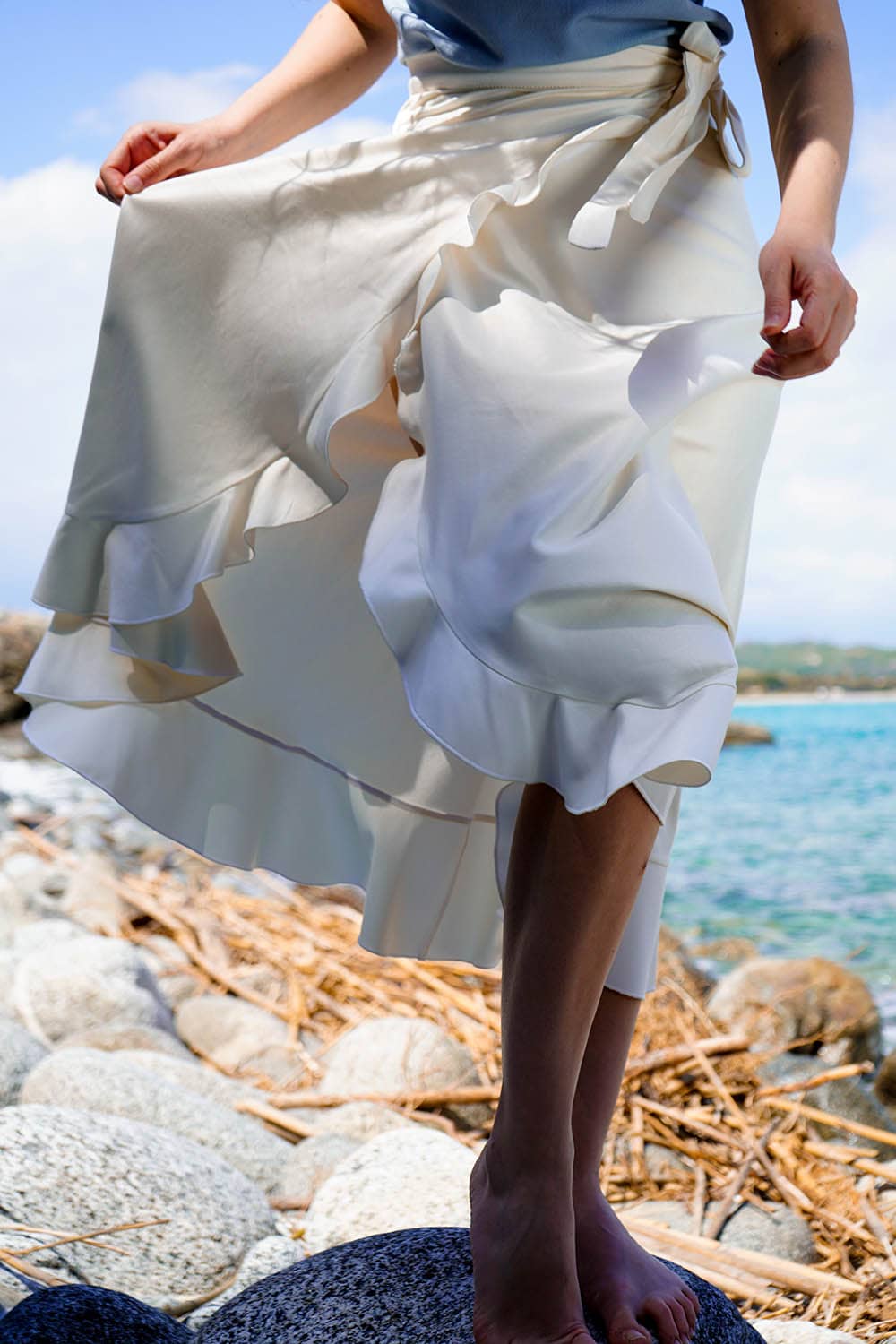 Flavia Amato indossa gonna Anna in bamboo modello a portafoglio incrociato malia lab moda etica abbigliamento sostenibile gonna sartoriale fibre naturali dettaglio ravvicinato