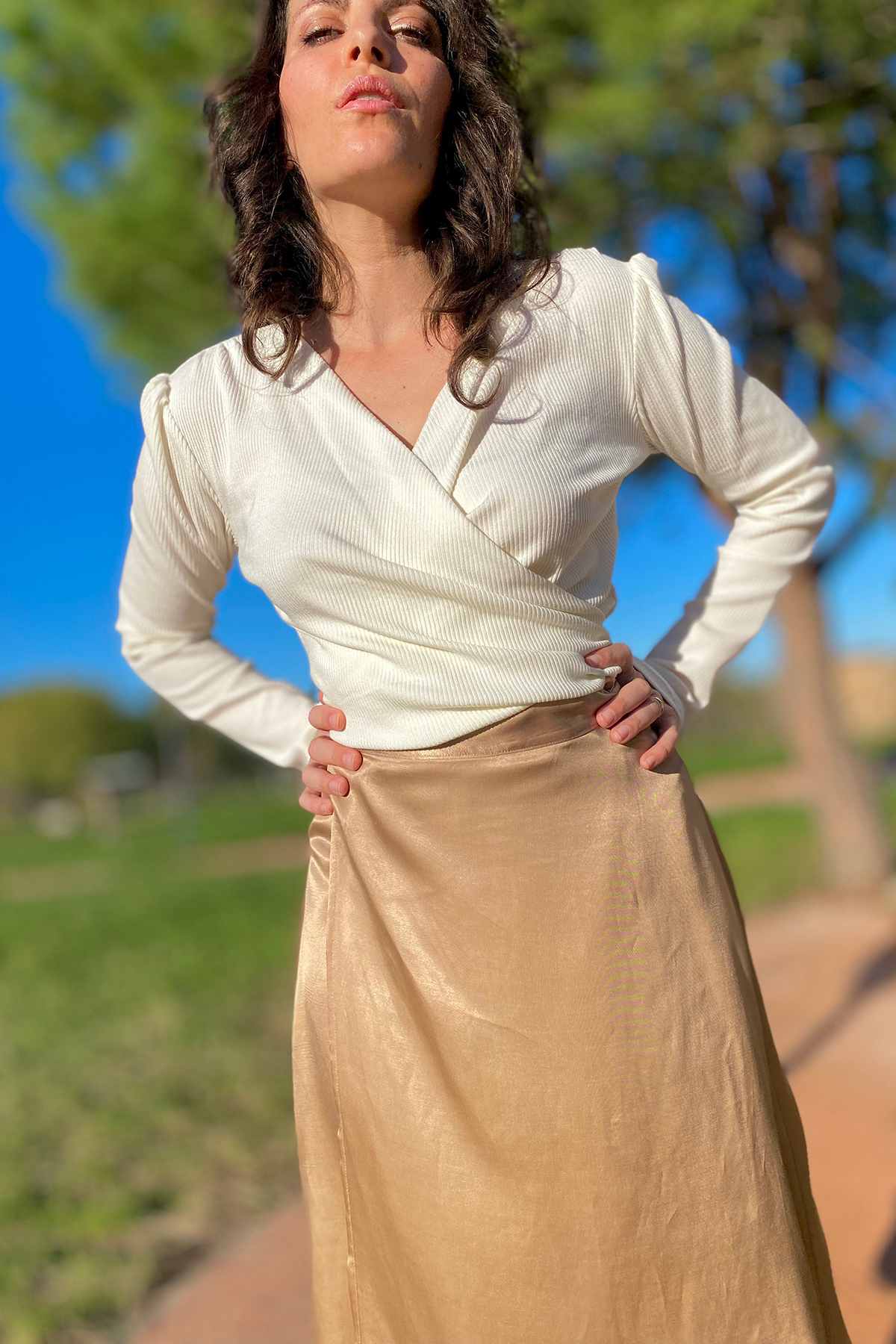 Dettaglio Maglia incrociata ILENIA lyocell seacell abbigliamento sartoriale moda responsabile etica brand malia lab