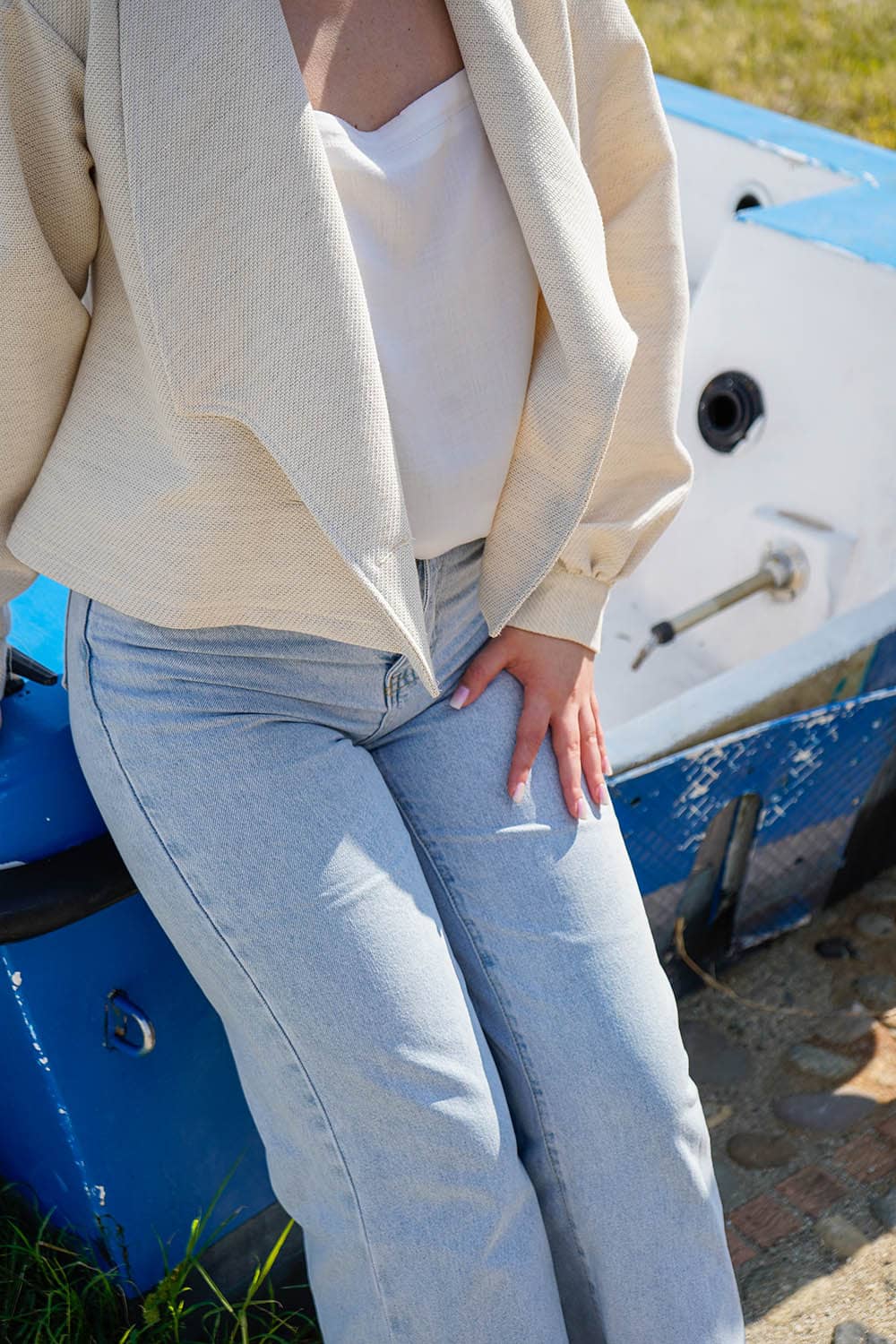 Noemi Spinetti indossa Giacca blazer Noemi doppiopetto malia lab atelier moda artigianale sostenibile dettaglio polsini lana biologica canapa biologica cotone biologico lino biologico modello 4 stagioni dettaglio trama