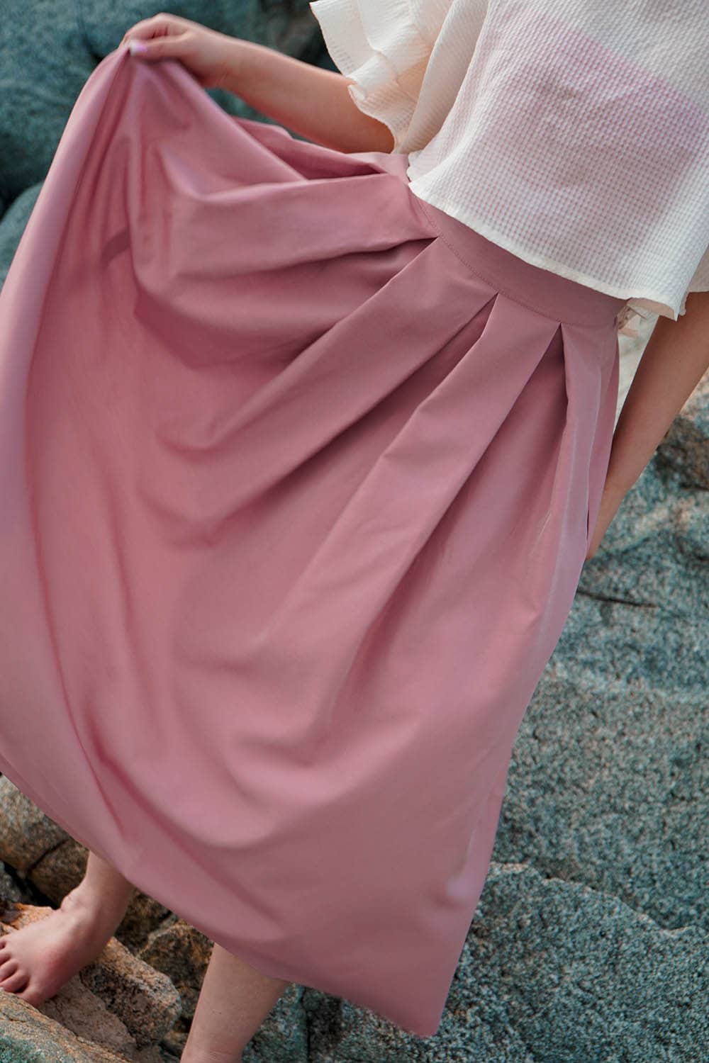 Gonna in cupro e cotone biologico Ester malia lab atelier moda artigianale etica indossata da Noemi Spinetti modello a tulipano abbigliamento sostenibile donna realizzata su misura dettaglio tessuto