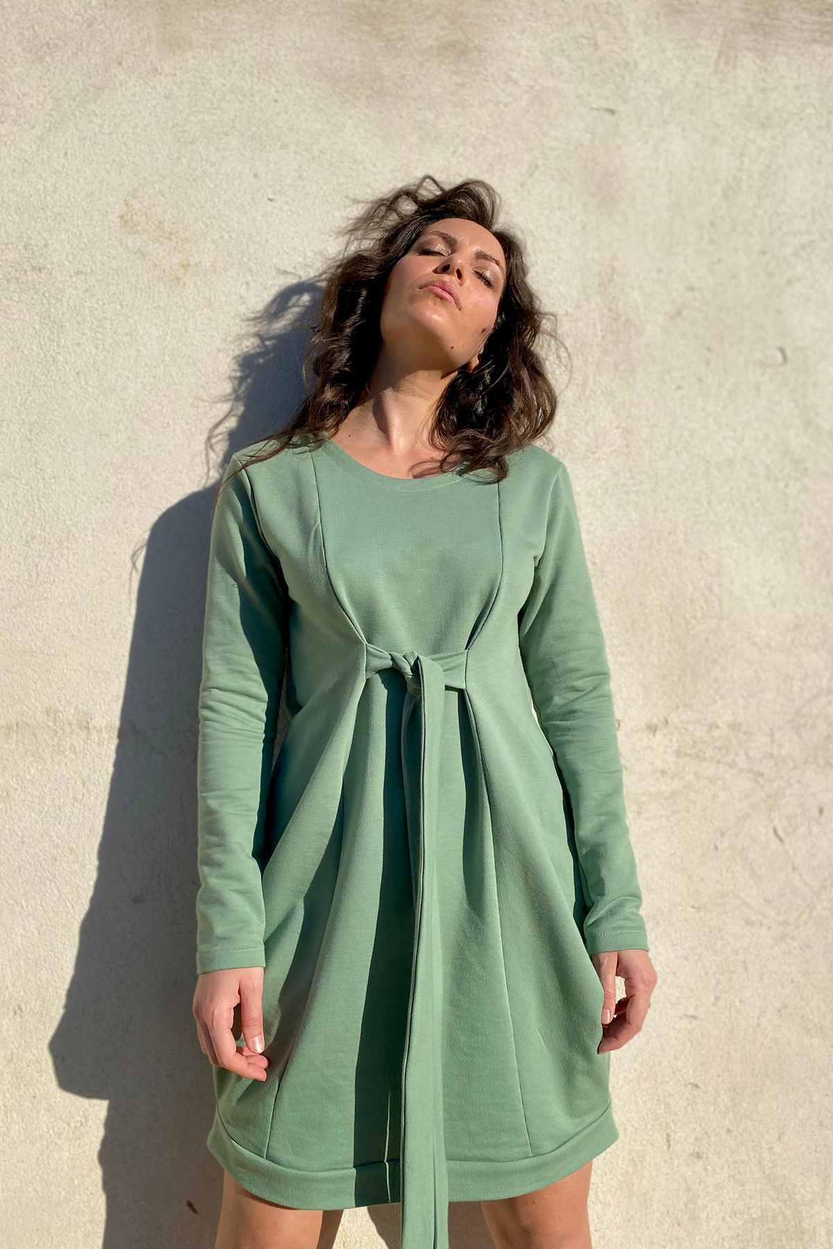 Dettaglio ravvicinato abito a sacco cotone felpato biologico abbigliamento sostenibile sartoriale moda responsabile etica brand malia lab