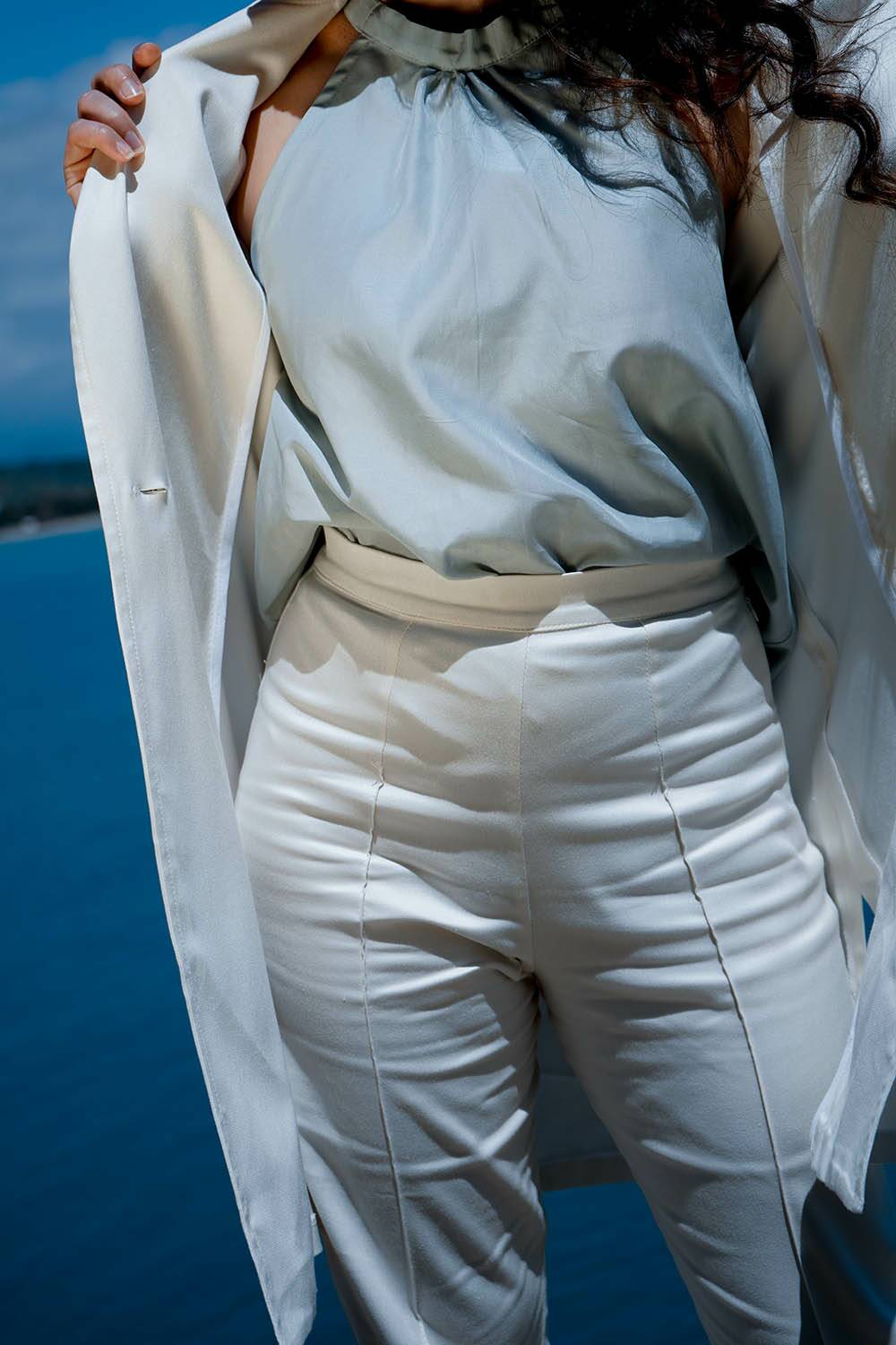Pantalone in bamboo ecologico linea dritta moda sostenibile etica artigianale brand malia lab abbigliamento ecosostenibile donna fibra naturali pantalone sartoriale dettaglio cinta