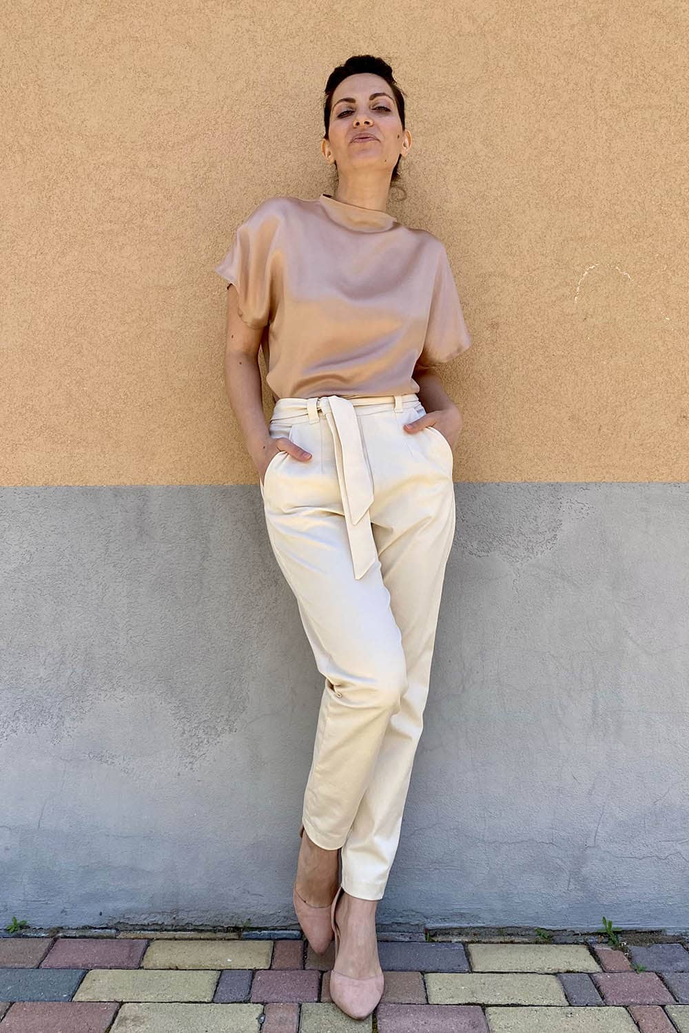 Flavia Amato indossa Pantalone Alessia cotone biologico brand malia lab moda sostenibile artigianale abbigliamento biologico sostenibile pantaloni sartoriali su misura pantaloni ecosostenibili donna