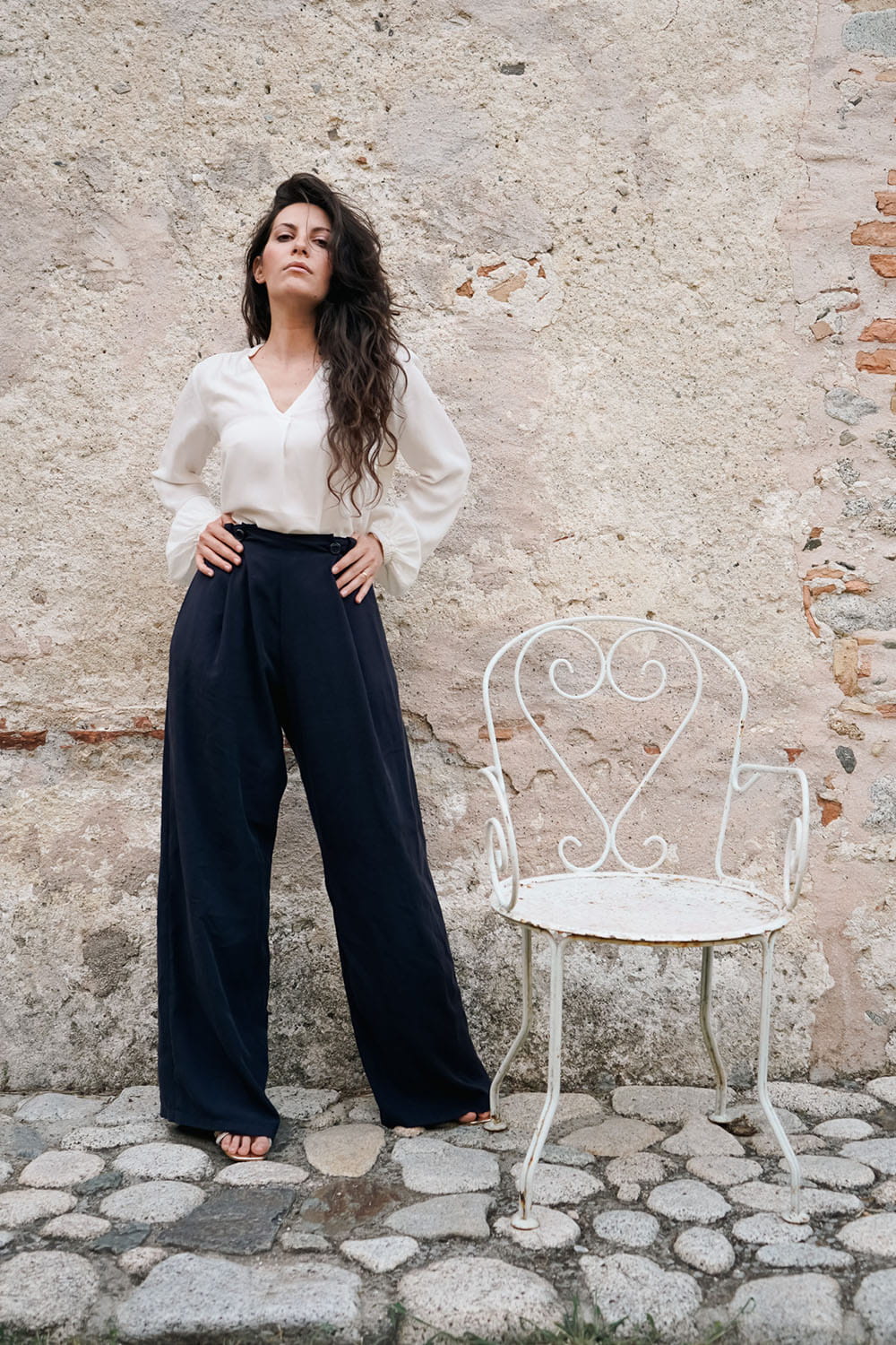 Pantalone tencel Gabriela indossato da Flavia Amato malia lab atelier artigianale moda abbigliamento sostenibile tessuto delicato e scivolato pantalone sartoriale sostenibile donna