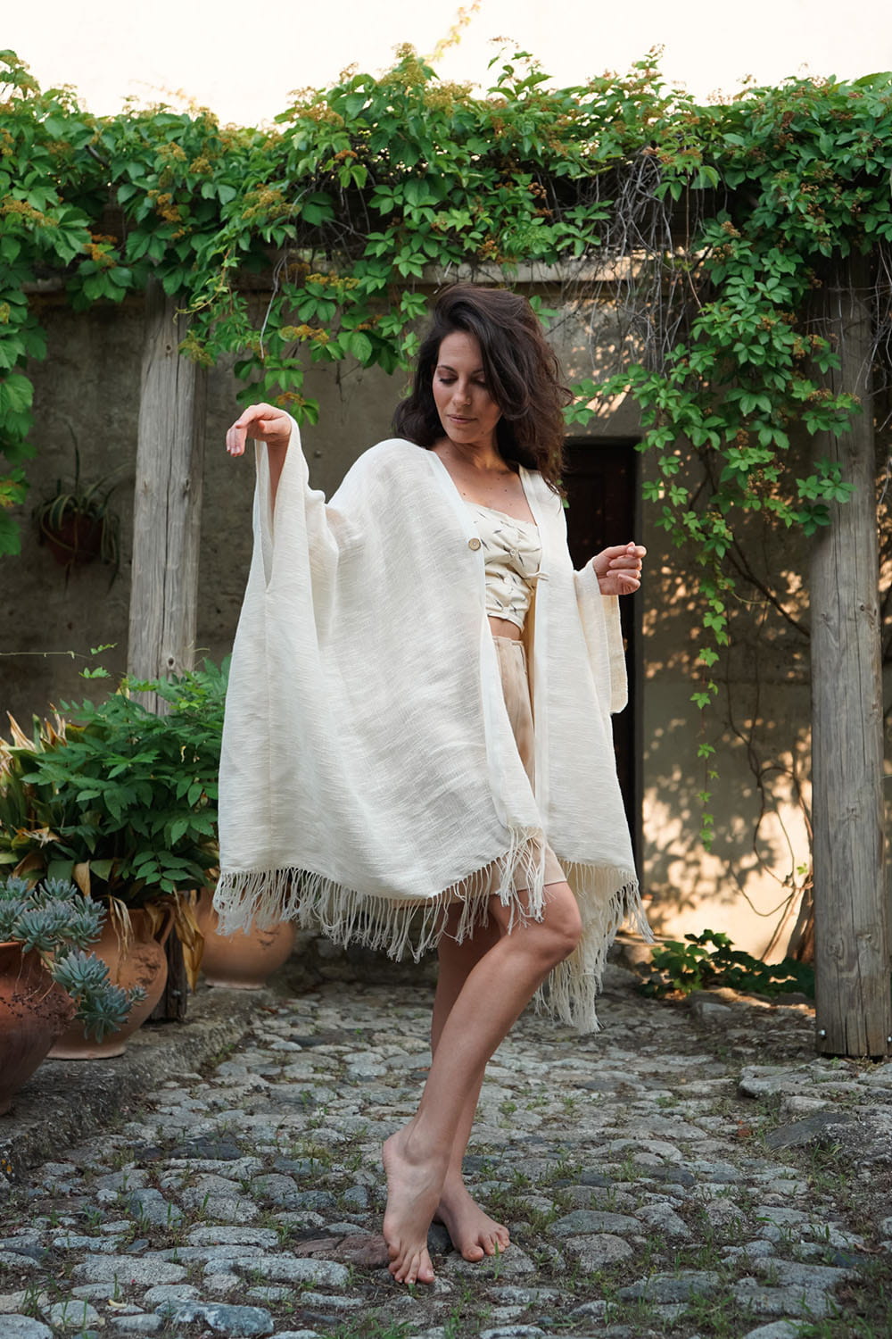 Poncho telaio manuale calabrese lino malia lab atelier moda etica artigianale realizzato artigianalmente abbigliamento sostenibile capospalla sostenibile fatto su misura