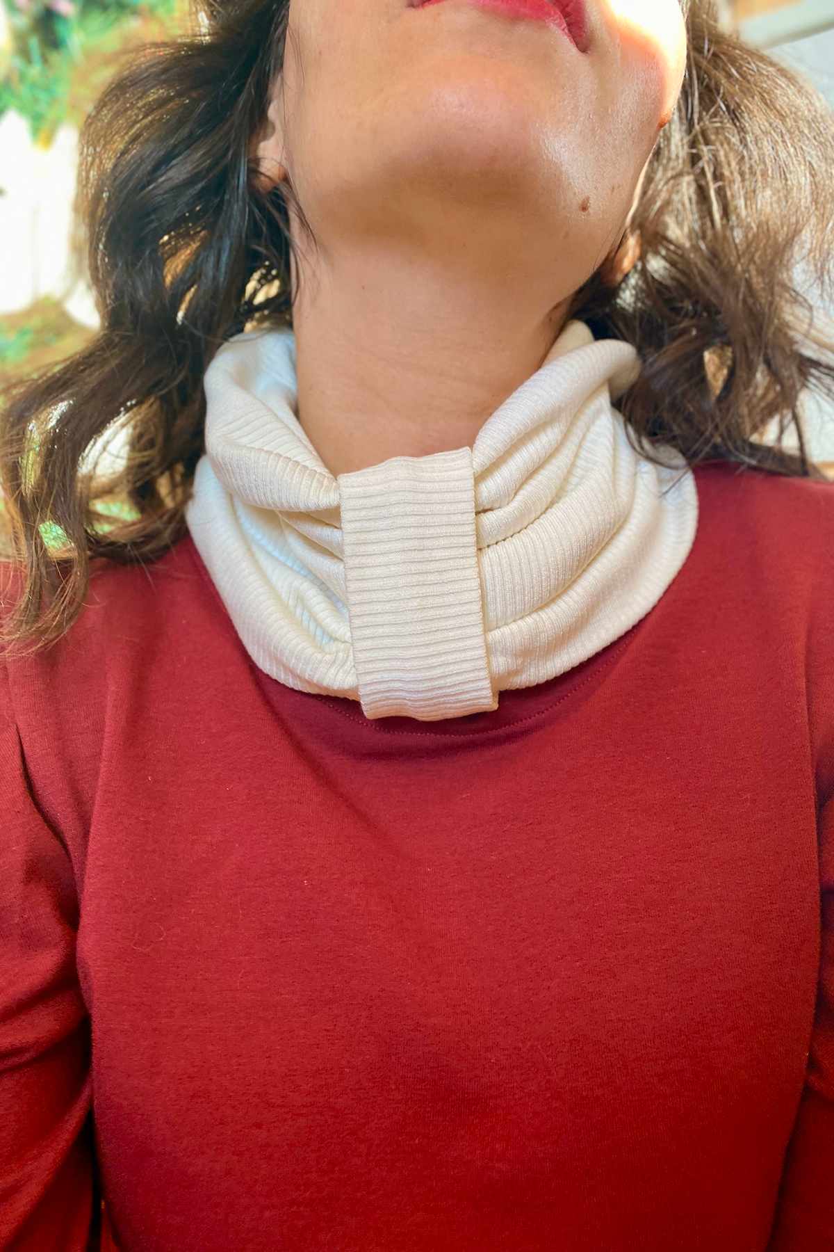 Scaldacollo Nathalie accessori di moda sostenibili calda costina di lyocell e seacell bianco panna atelier moda sostenibile abbigliamento etico dettaglio ravvicinato