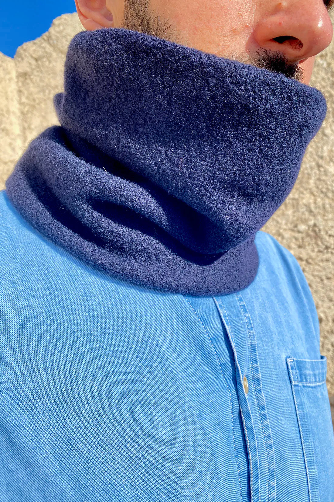 Scaldacollo blu notte lana cotta deadstock cotone biologico accessori abbigliamento sostenibile malia lab uomo dettaglio laterale