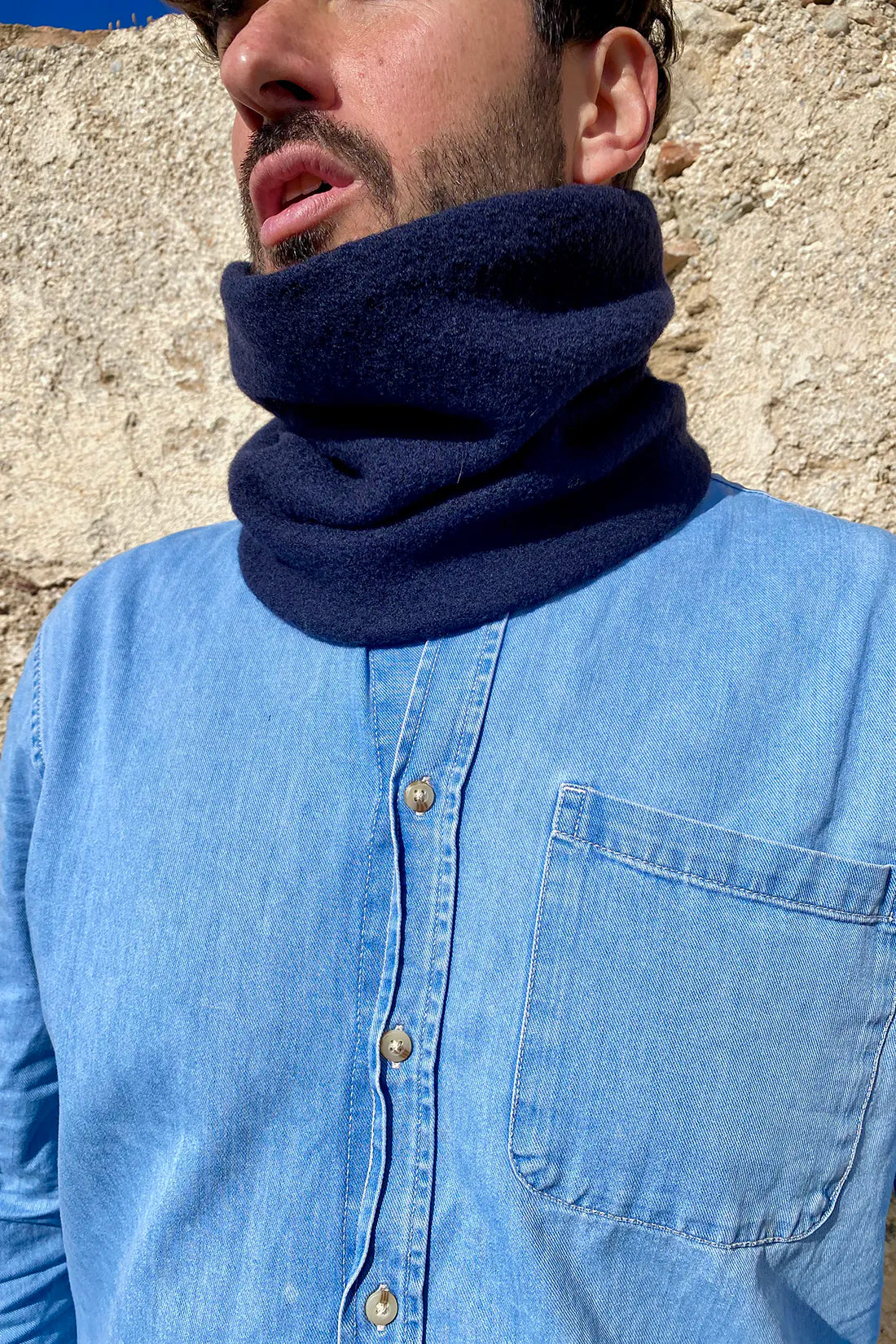 Scaldacollo blu notte lana cotta deadstock cotone biologico accessori abbigliamento sostenibile malia lab uomo dettaglio