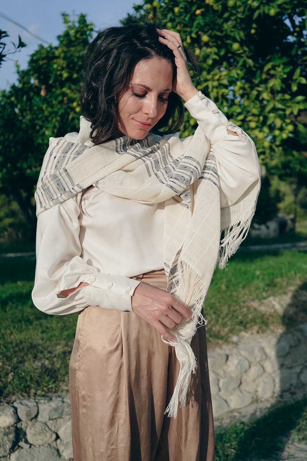 Scialle CORA cotone lavorazione a fascia colorata ampio atelier moda sostenibile abbigliamento artigianale etico a fasce multiple