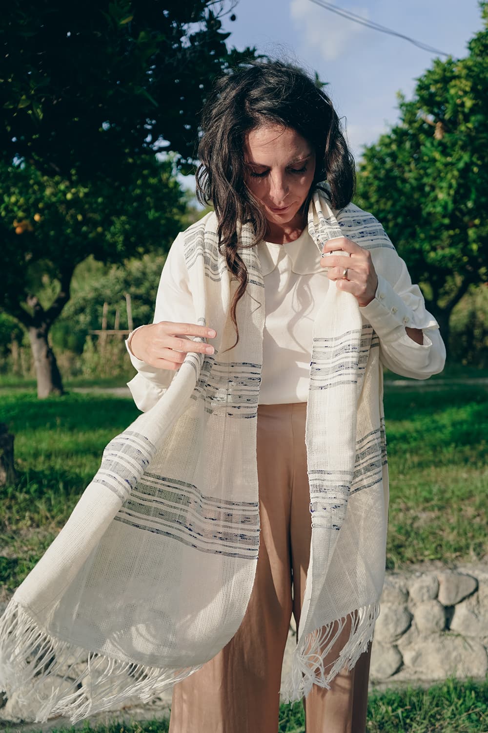 Scialle CORA cotone lavorazione a fascia colorata ampio atelier moda sostenibile abbigliamento artigianale etico a fasce multiple