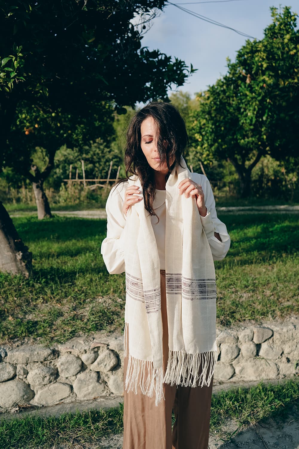 Scialle CORA cotone lavorazione a fascia colorata ampio atelier moda sostenibile abbigliamento artigianale etico a fascia singola