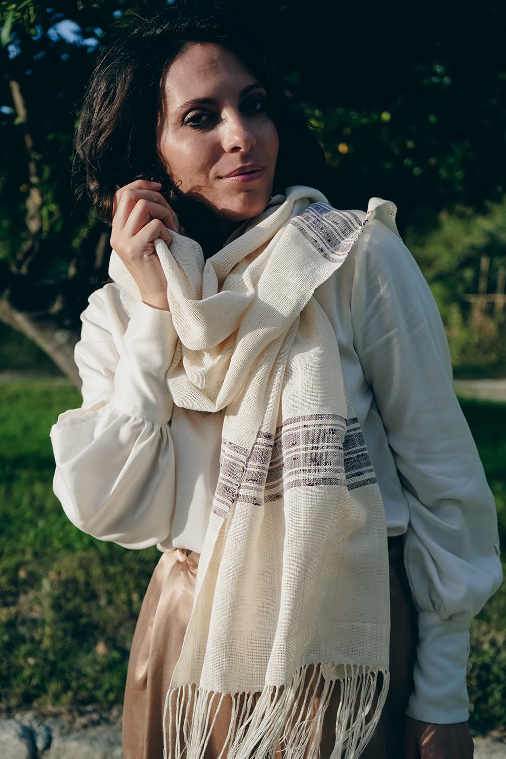 Scialle CORA cotone lavorazione a fascia colorata ampio atelier moda sostenibile abbigliamento artigianale etico a fascia singola dettaglio