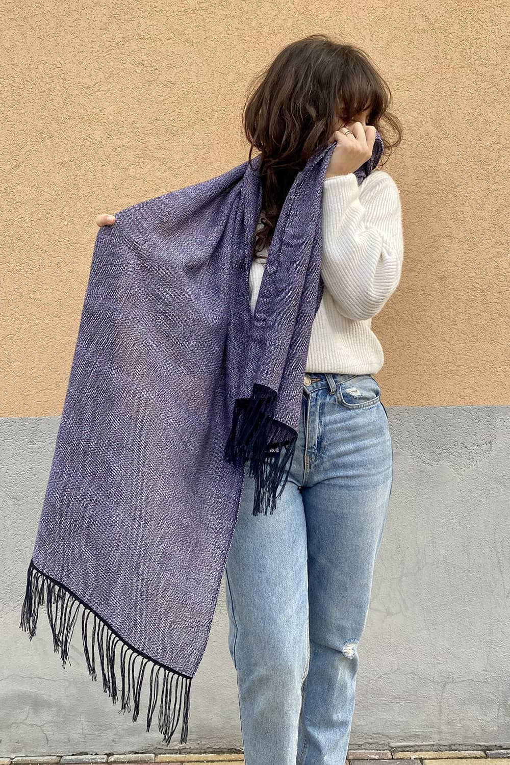 Scialle GINA unisex cotone lana blu e rosa a strisce ampio atelier moda sostenibile abbigliamento etico dettaglio telaio calabrese