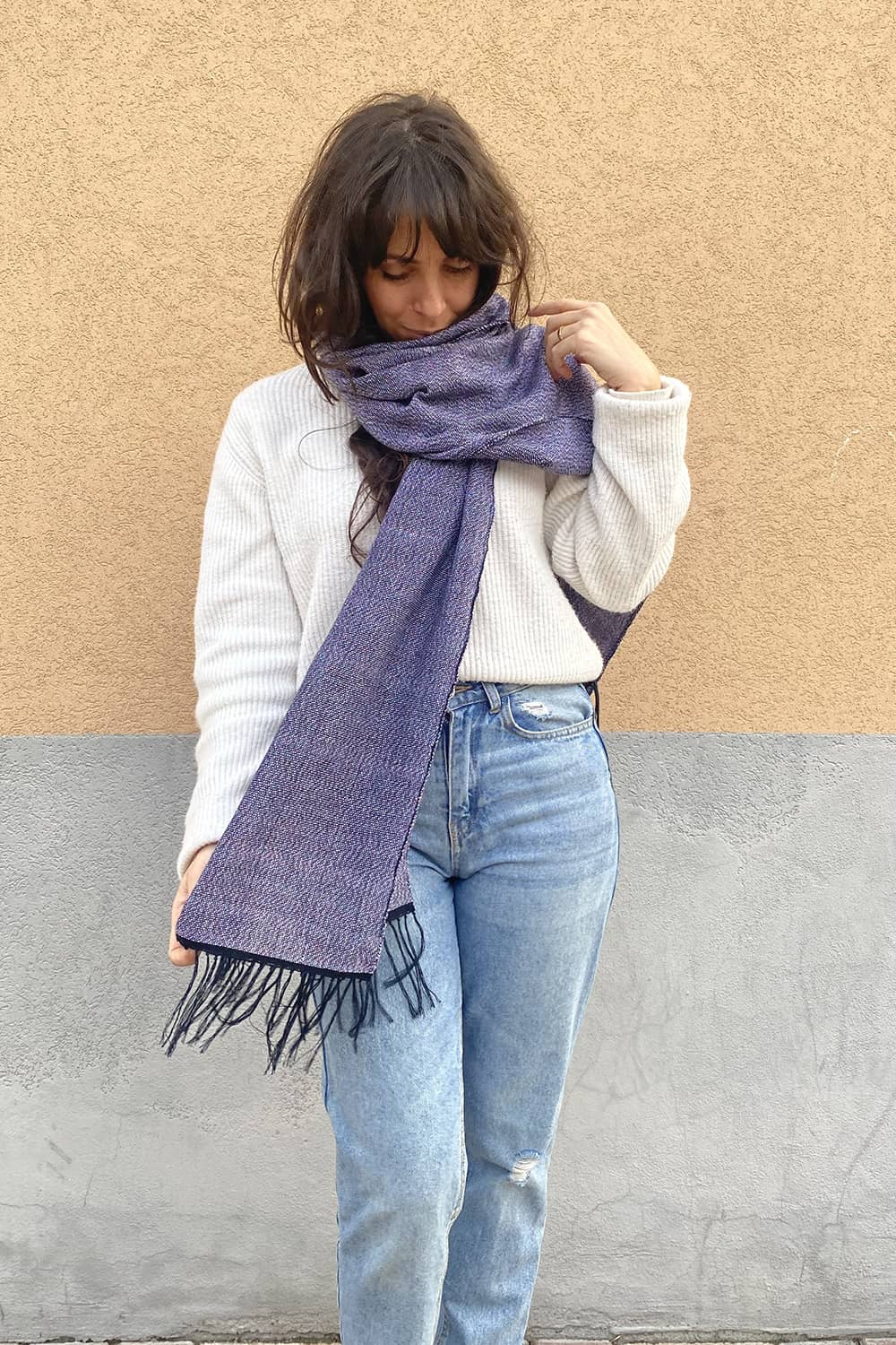 Scialle GINA unisex cotone lana blu e rosa a strisce ampio atelier moda sostenibile abbigliamento etico dettaglio telaio calabrese antico