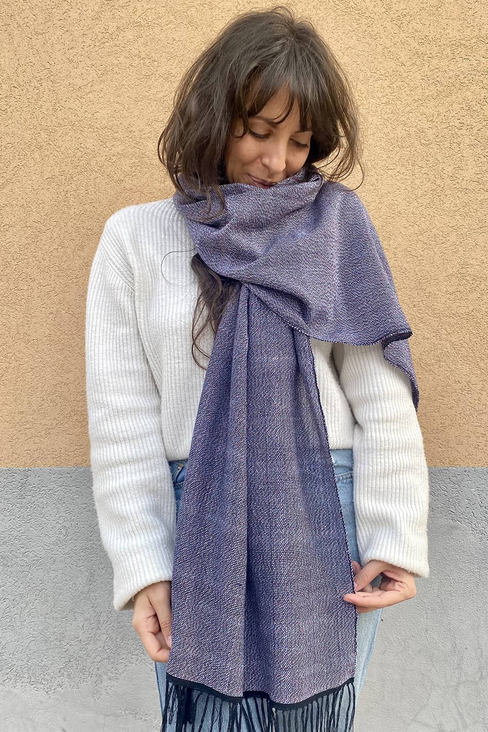 Scialle GINA unisex cotone lana blu e rosa a strisce ampio atelier moda sostenibile abbigliamento etico dettaglio telaio calabrese dettaglio