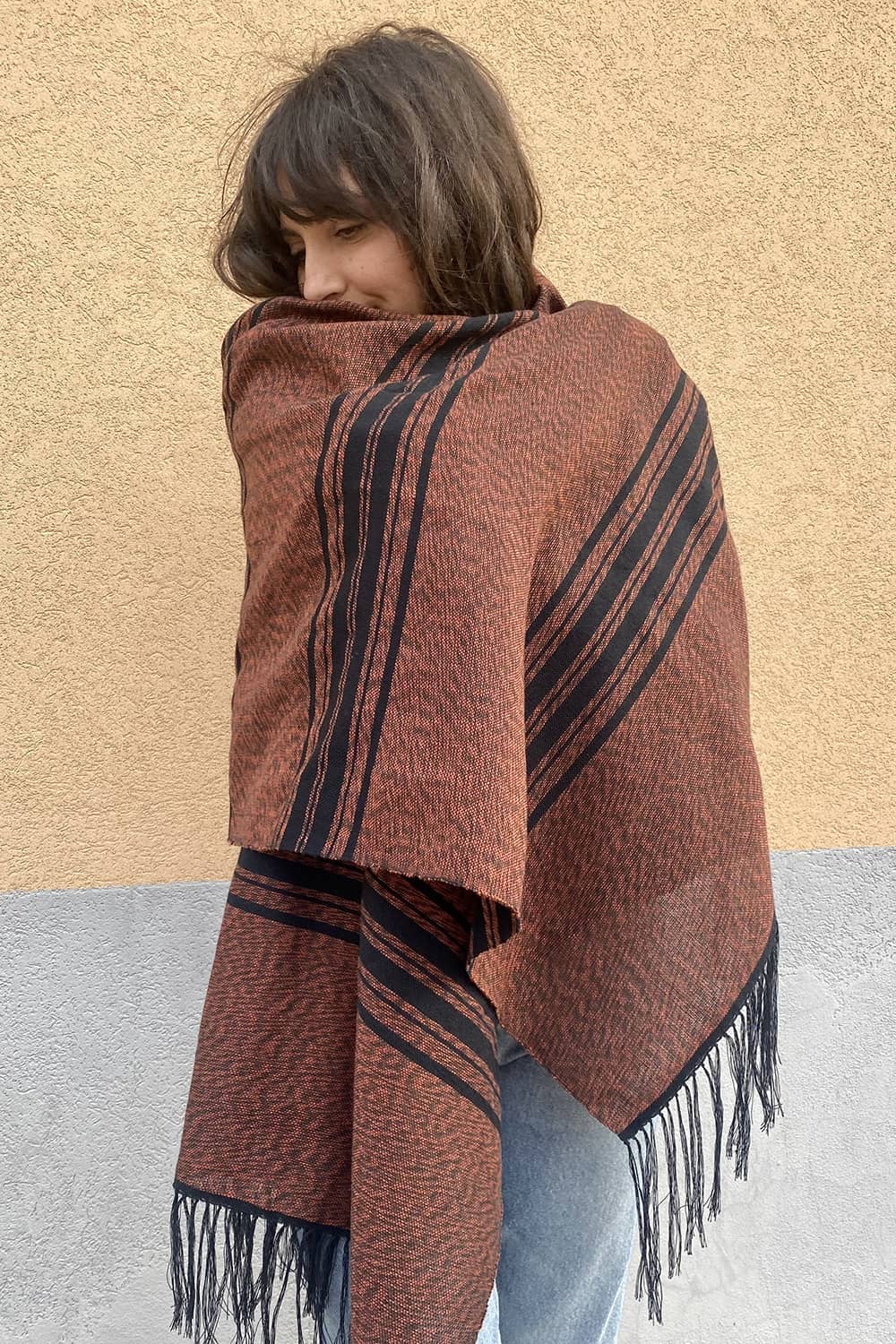 Scialle GINA unisex cotone lana lavorazione a strisce ampio atelier moda sostenibile abbigliamento etico dettaglio telaio calabrese mattone e nero