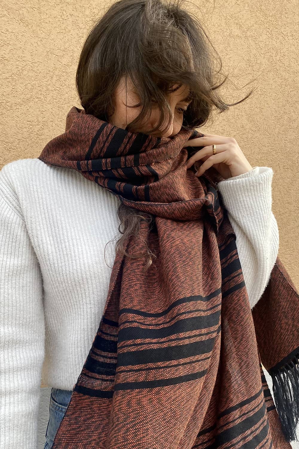 Scialle GINA unisex cotone lana lavorazione a strisce ampio atelier moda sostenibile abbigliamento etico dettaglio telaio calabrese mattone e nero dettaglio