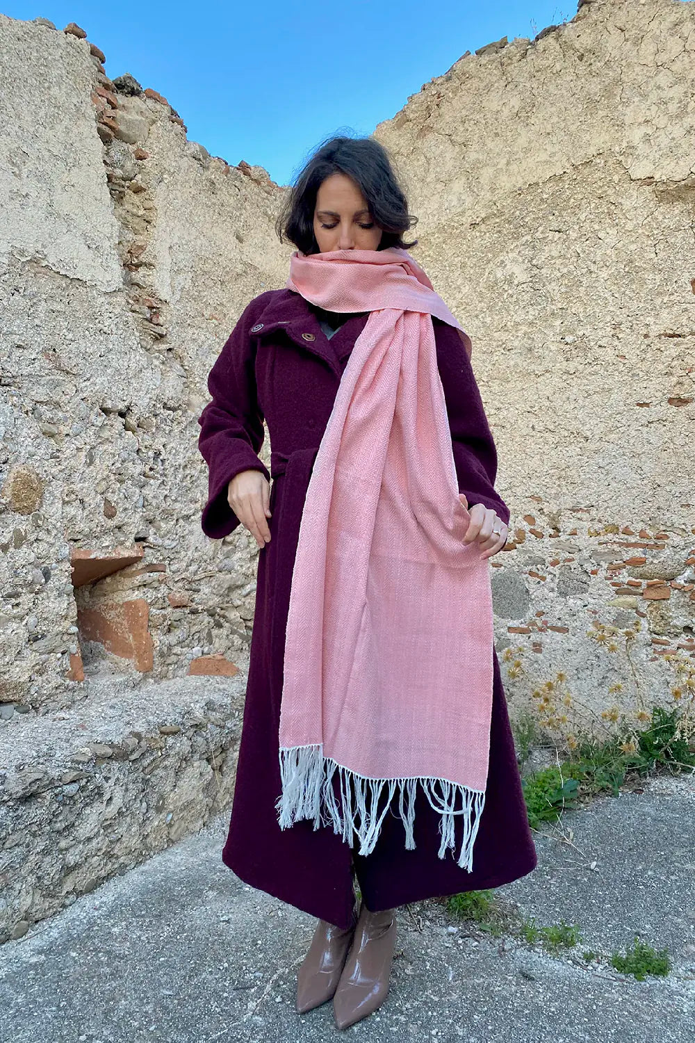 Scialle Spigato seta locale telaio tradizionale accessori artigianali sostenibili malia lab rosa