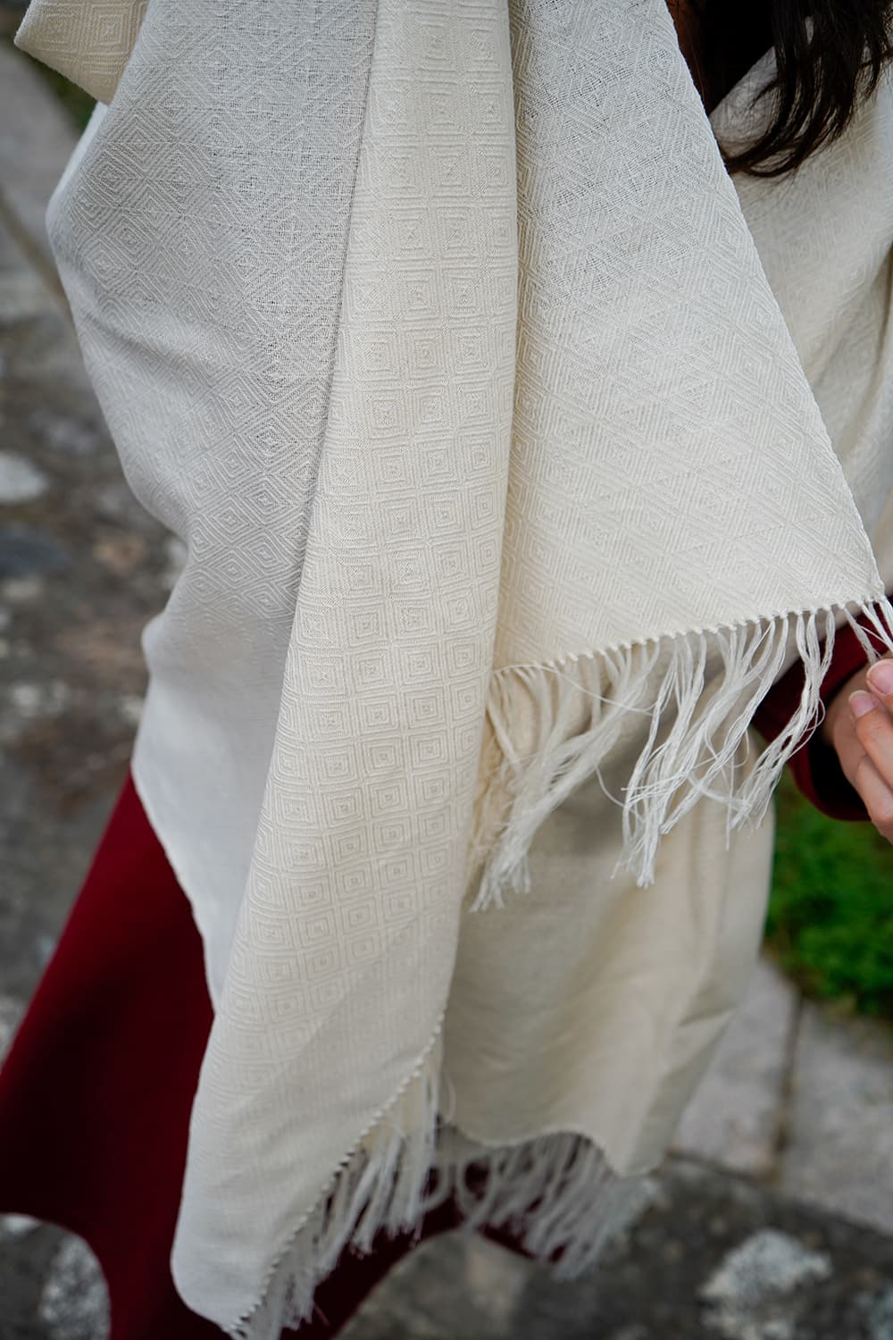 Dettaglio Scialle VANNA seta vancale ampio atelier moda sostenibile abbigliamento etico artigianale lavorazione romboidale