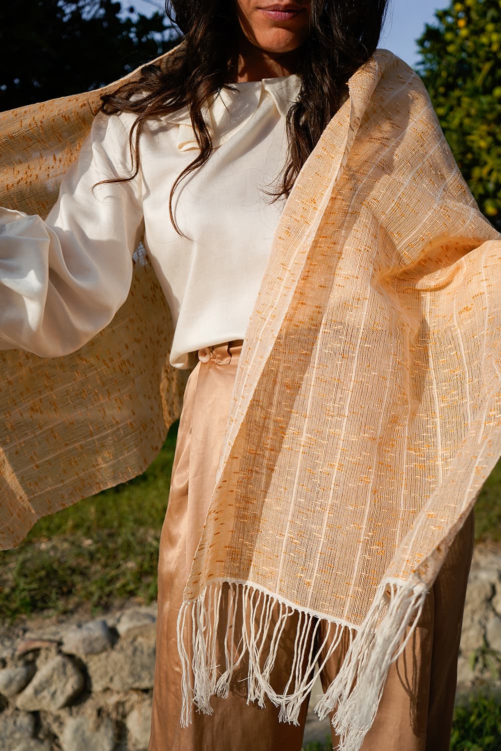 Scialle ZEFIRO unisex cotone lavorazione mosquito ampio atelier moda sostenibile abbigliamento etico artigianale dettaglio
