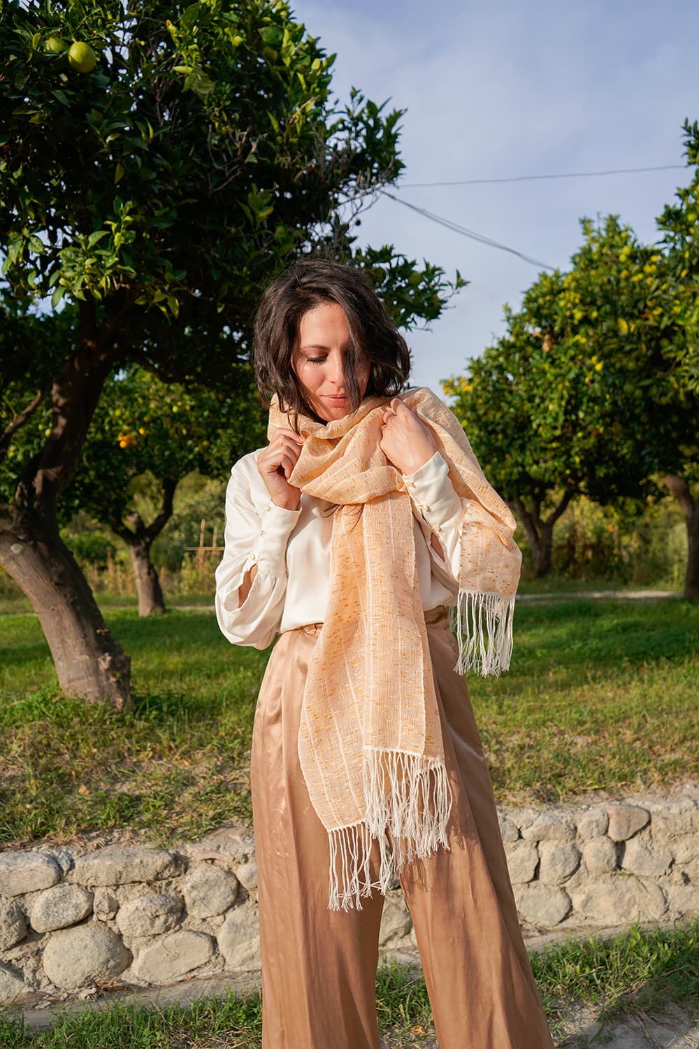 Bichromatic shawl with embossed pattern made on a loom – Malìa Lab