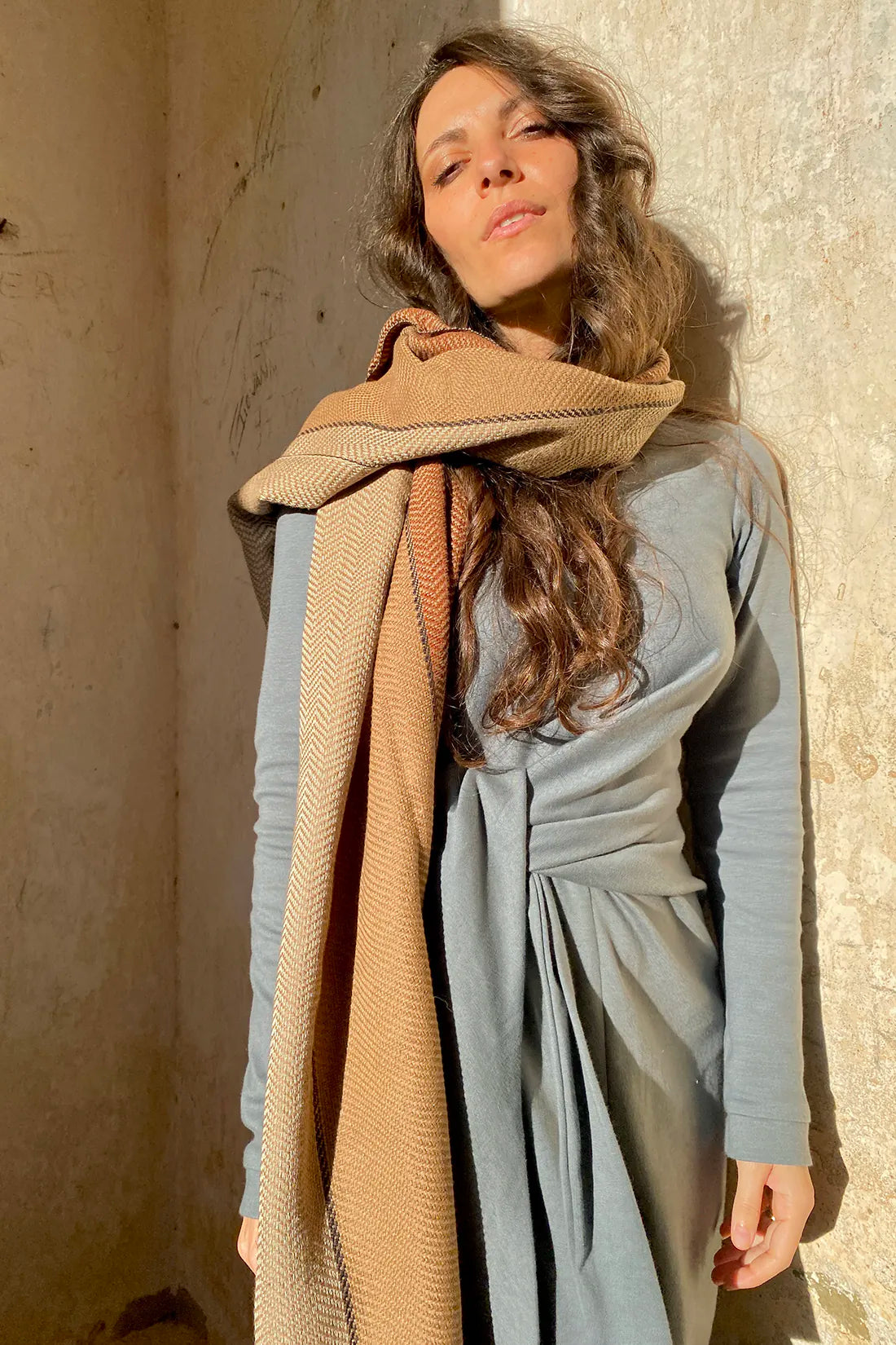 Scialle tricolore caldo cotone telaio tradizionale accessori artigianali sostenibili malia lab frontale ravvicinato