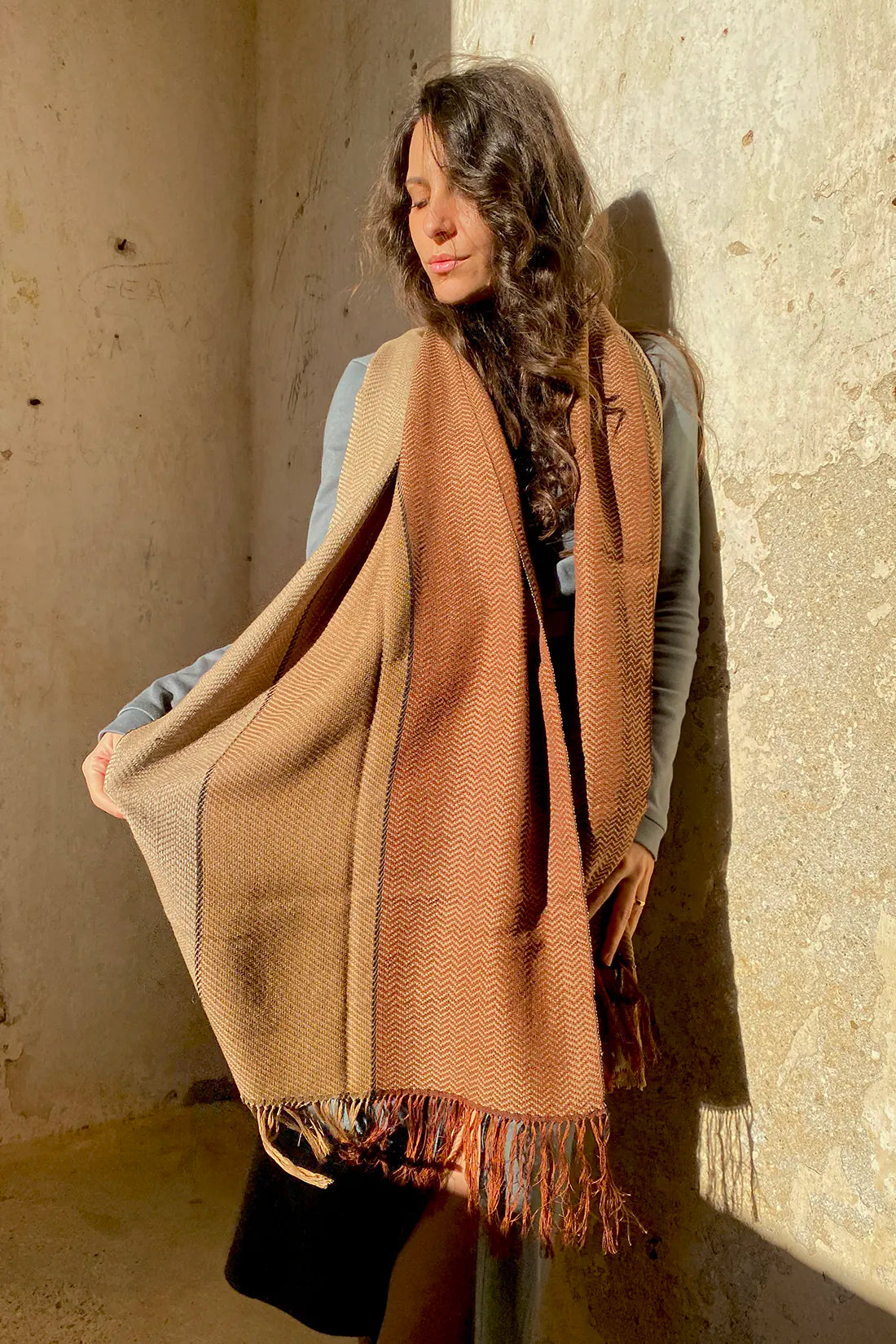 Scialle tricolore caldo cotone telaio tradizionale accessori artigianali sostenibili malia lab trama marrone