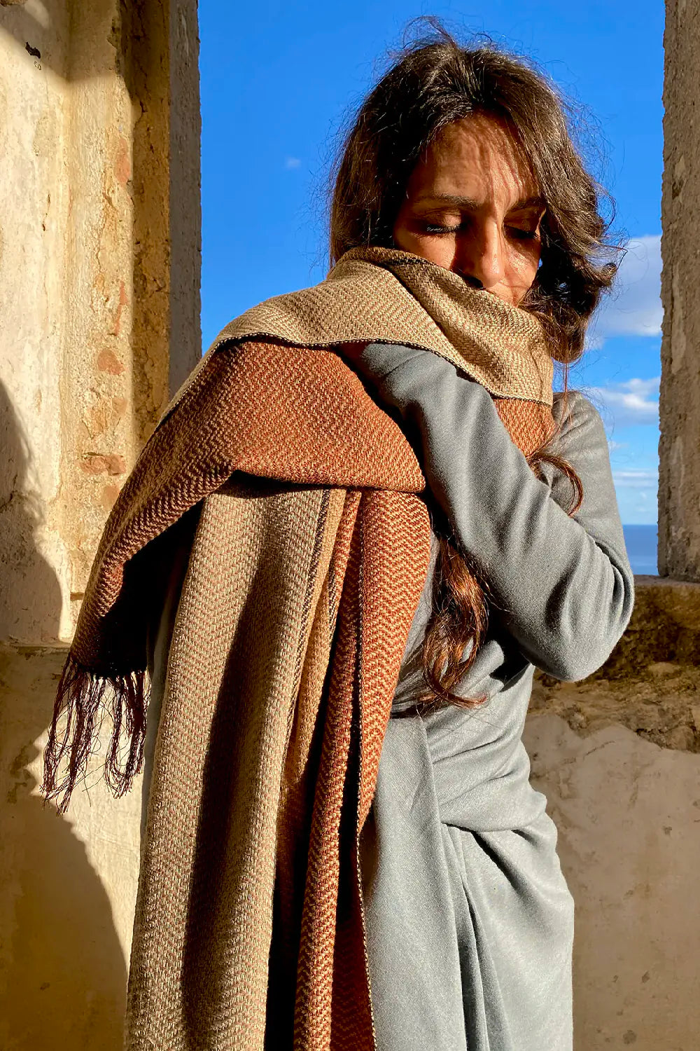 Scialle tricolore caldo cotone telaio tradizionale accessori artigianali sostenibili malia lab vista frontale