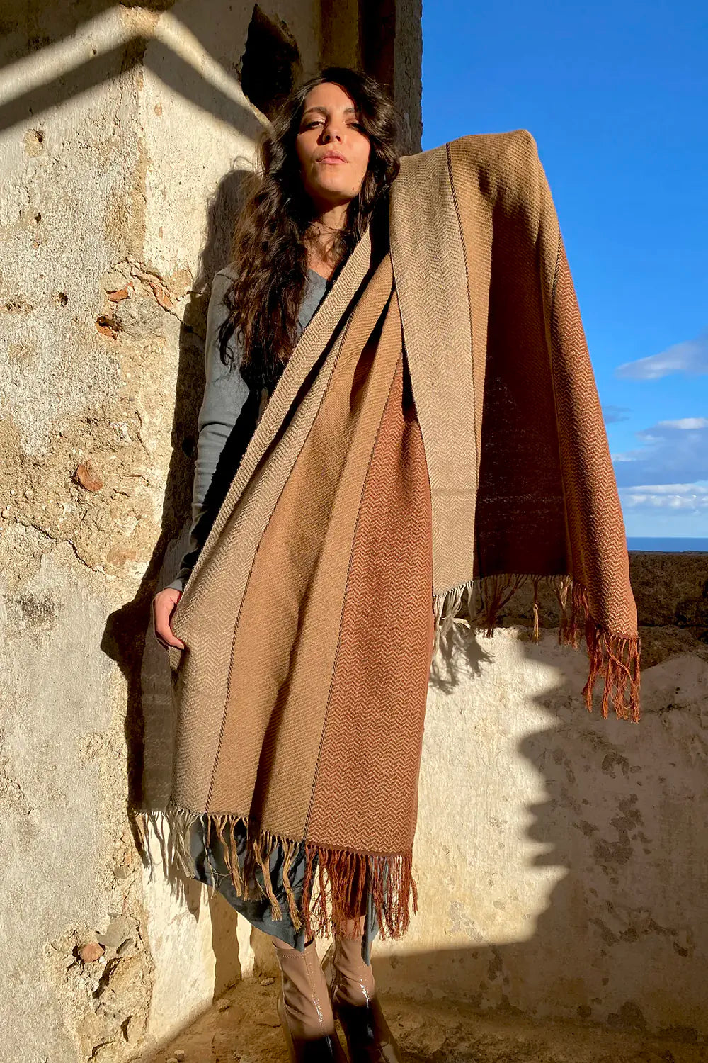 Scialle tricolore caldo cotone telaio tradizionale accessori artigianali sostenibili malia lab