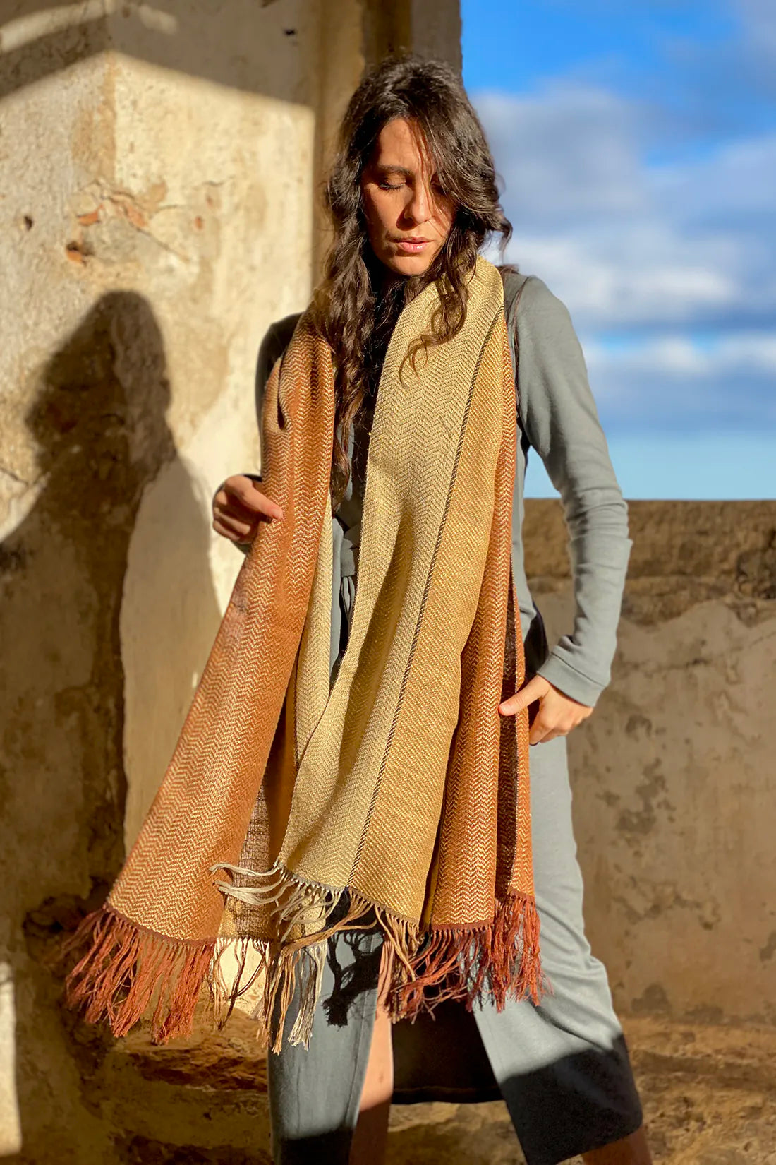 Scialle tricolore seta cotone oro telaio tradizionale accessori artigianali sostenibili malia lab aperta