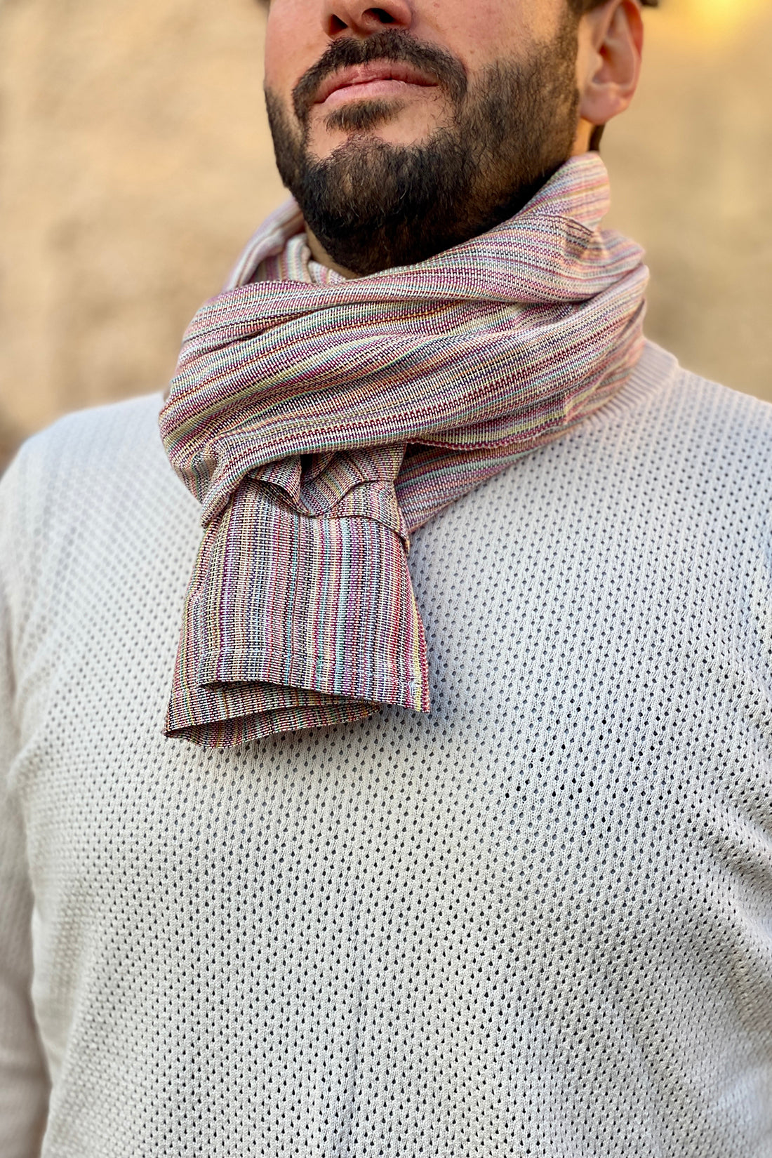 Sciarpa Eccentrica multicolore telaio tradizionale accessori artigianali sostenibili malia lab base bianca